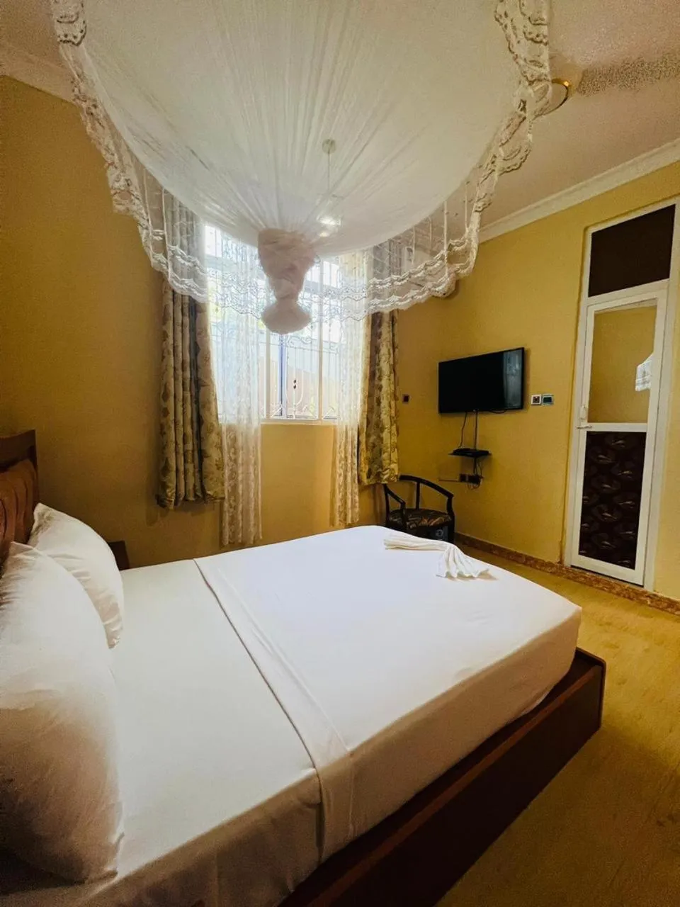 Photo of the whole room, Bed in Boshowa Villas