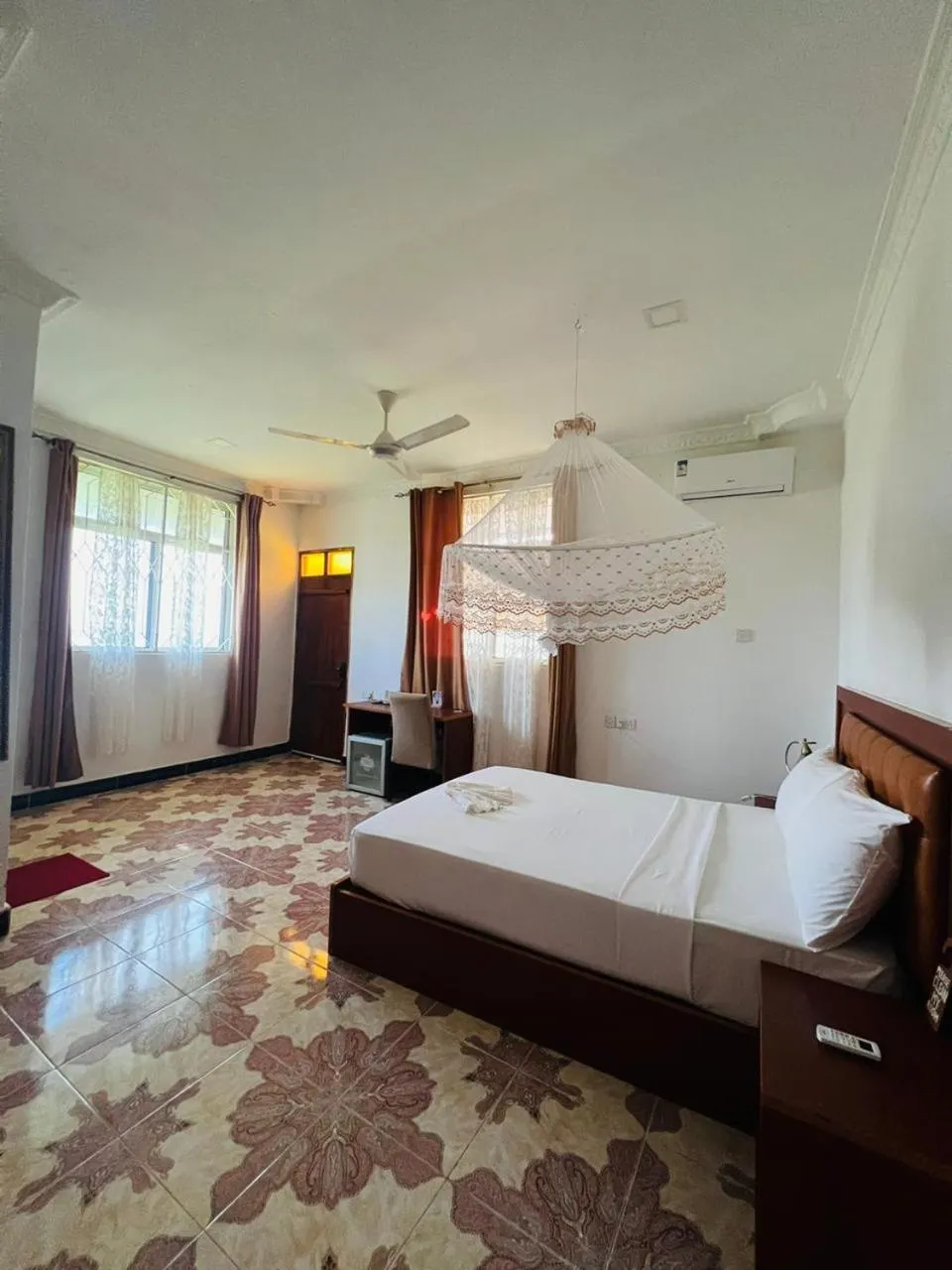 Photo of the whole room, Bed in Boshowa Villas