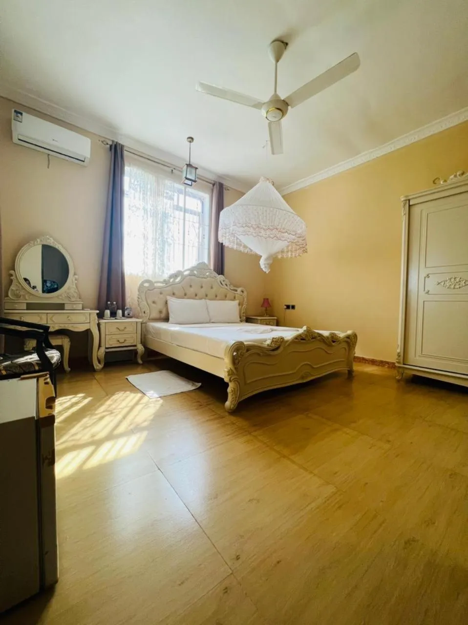 Photo of the whole room, Bed in Boshowa Villas