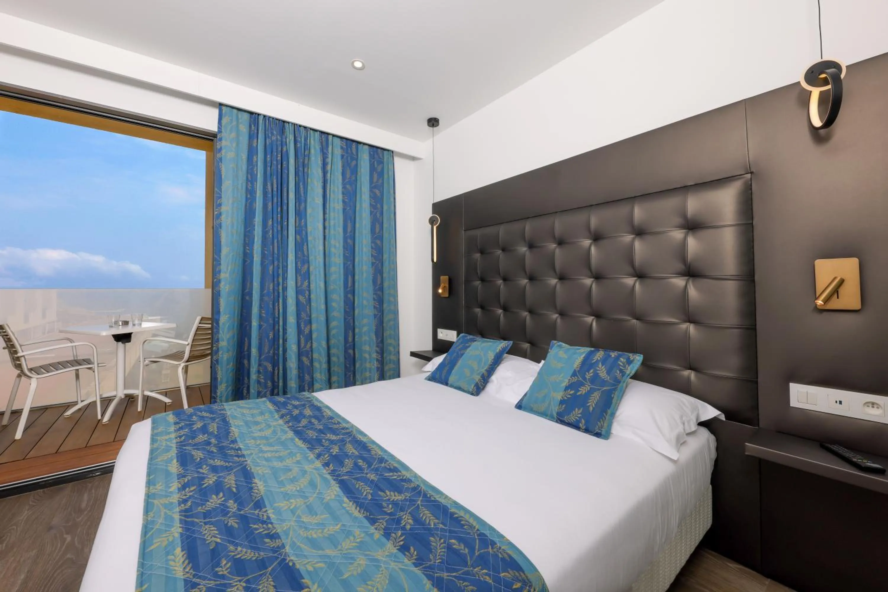 Photo of the whole room, Bed in Hotel Saint Christophe