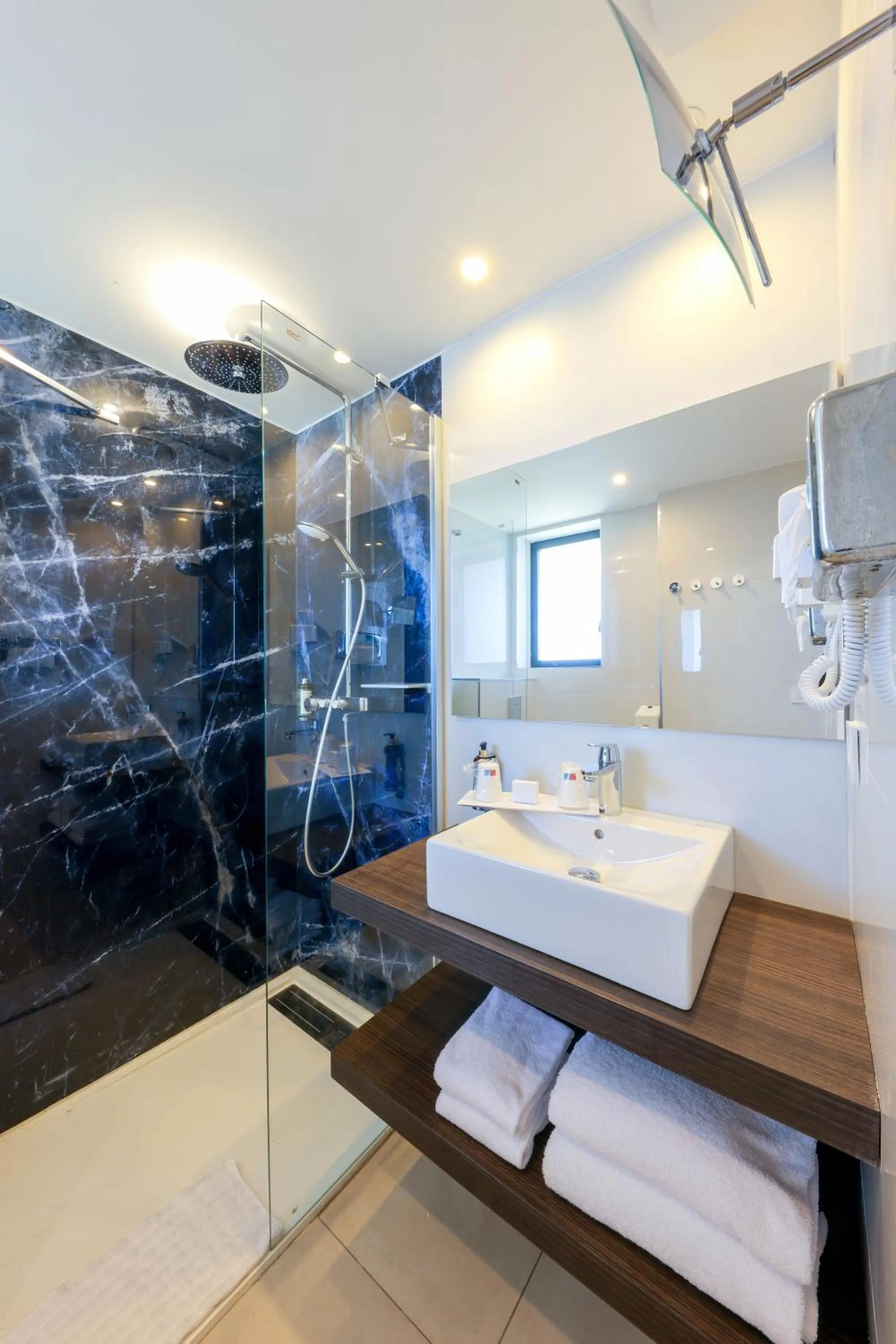 Shower in Hotel Saint Christophe