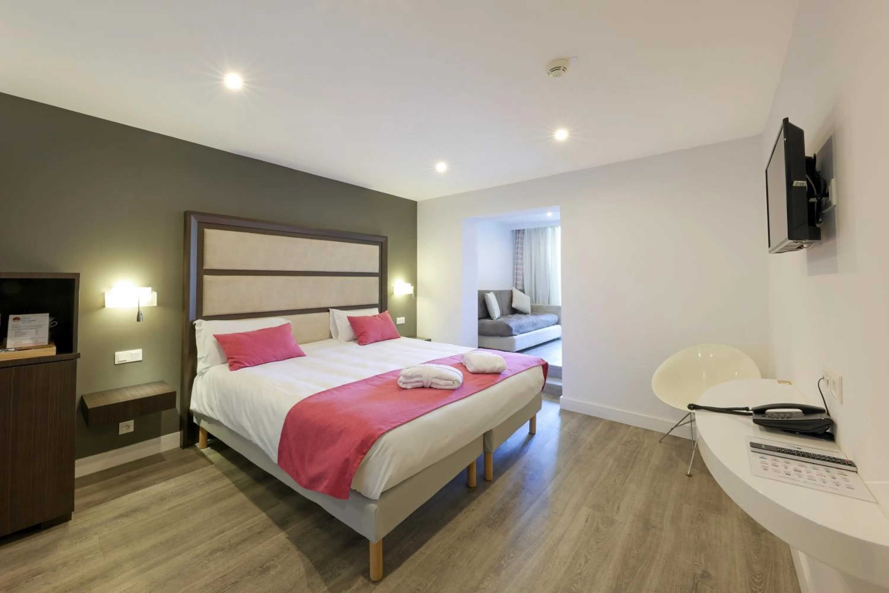 Photo of the whole room, Bed in Hotel Saint Christophe