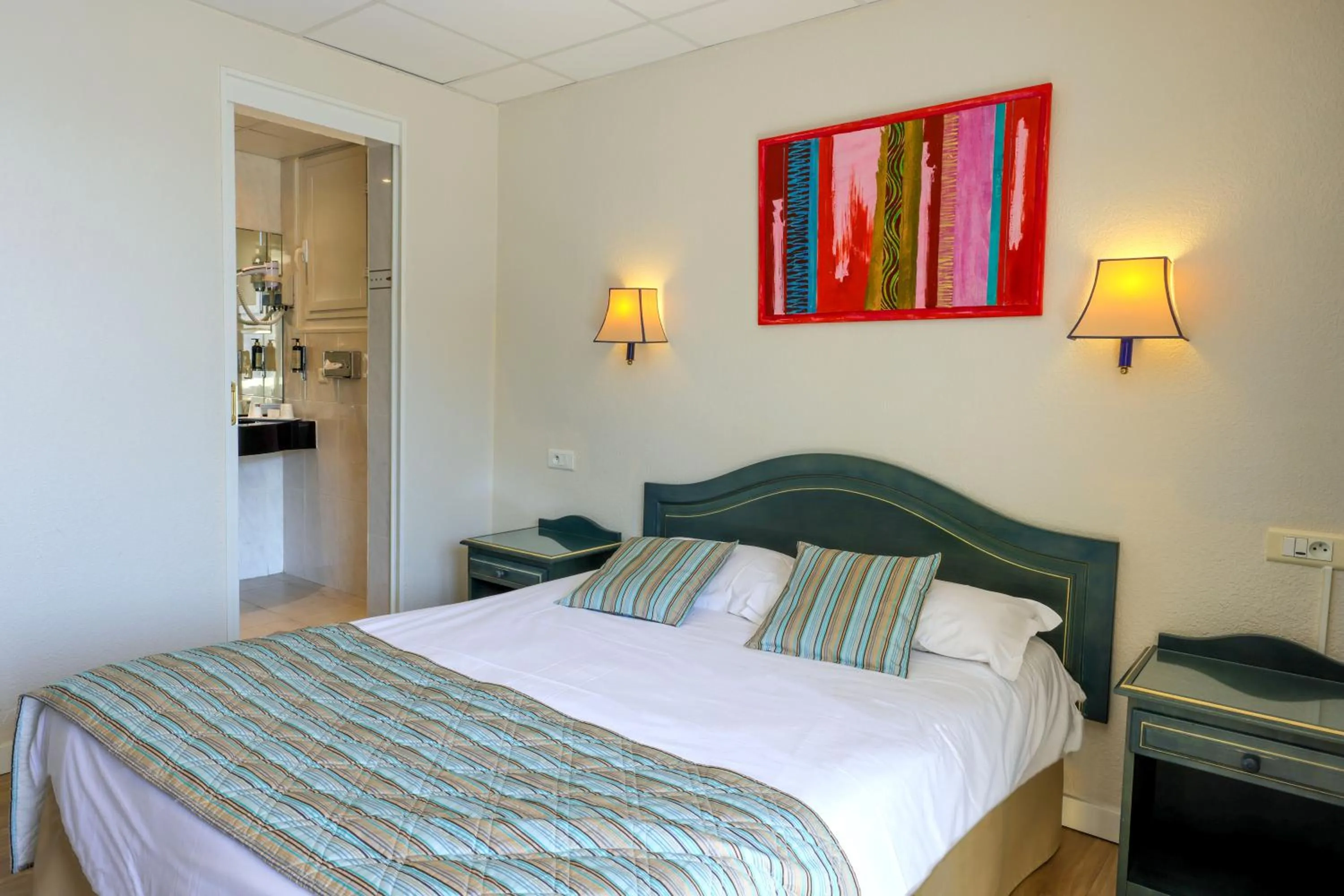 Photo of the whole room, Bed in Hotel Saint Christophe