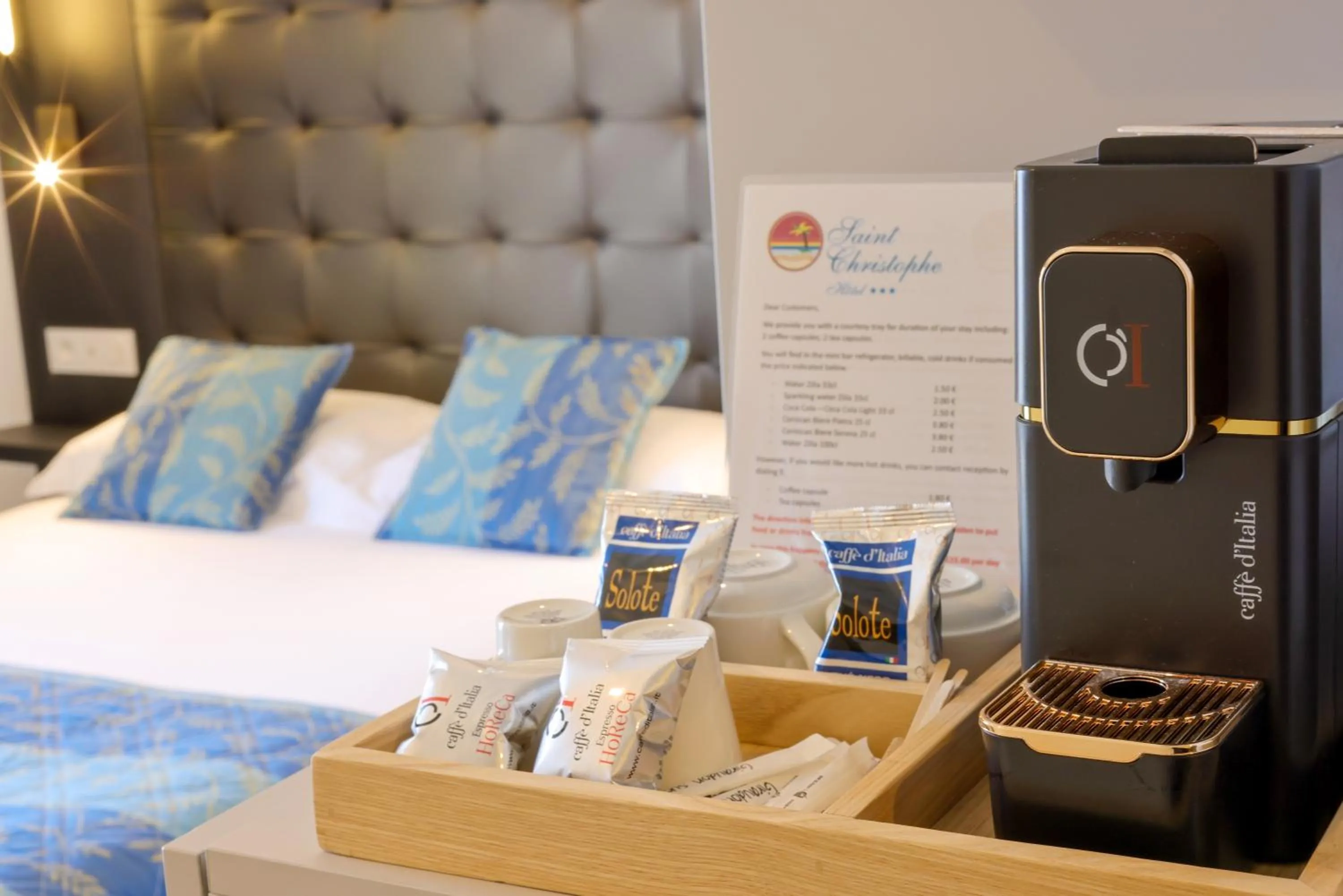 Coffee/tea facilities, Bed in Hotel Saint Christophe