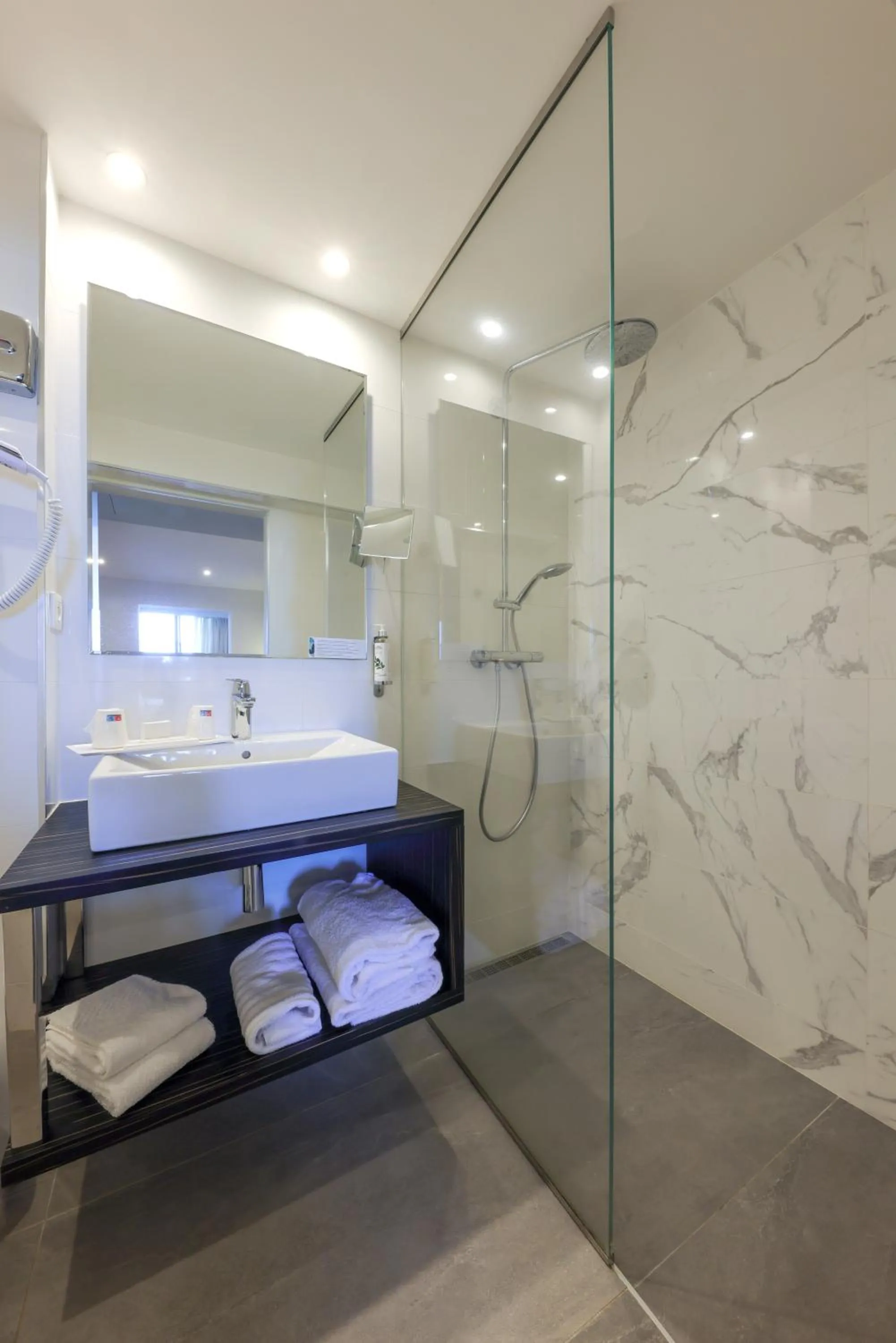 Shower in Hotel Saint Christophe