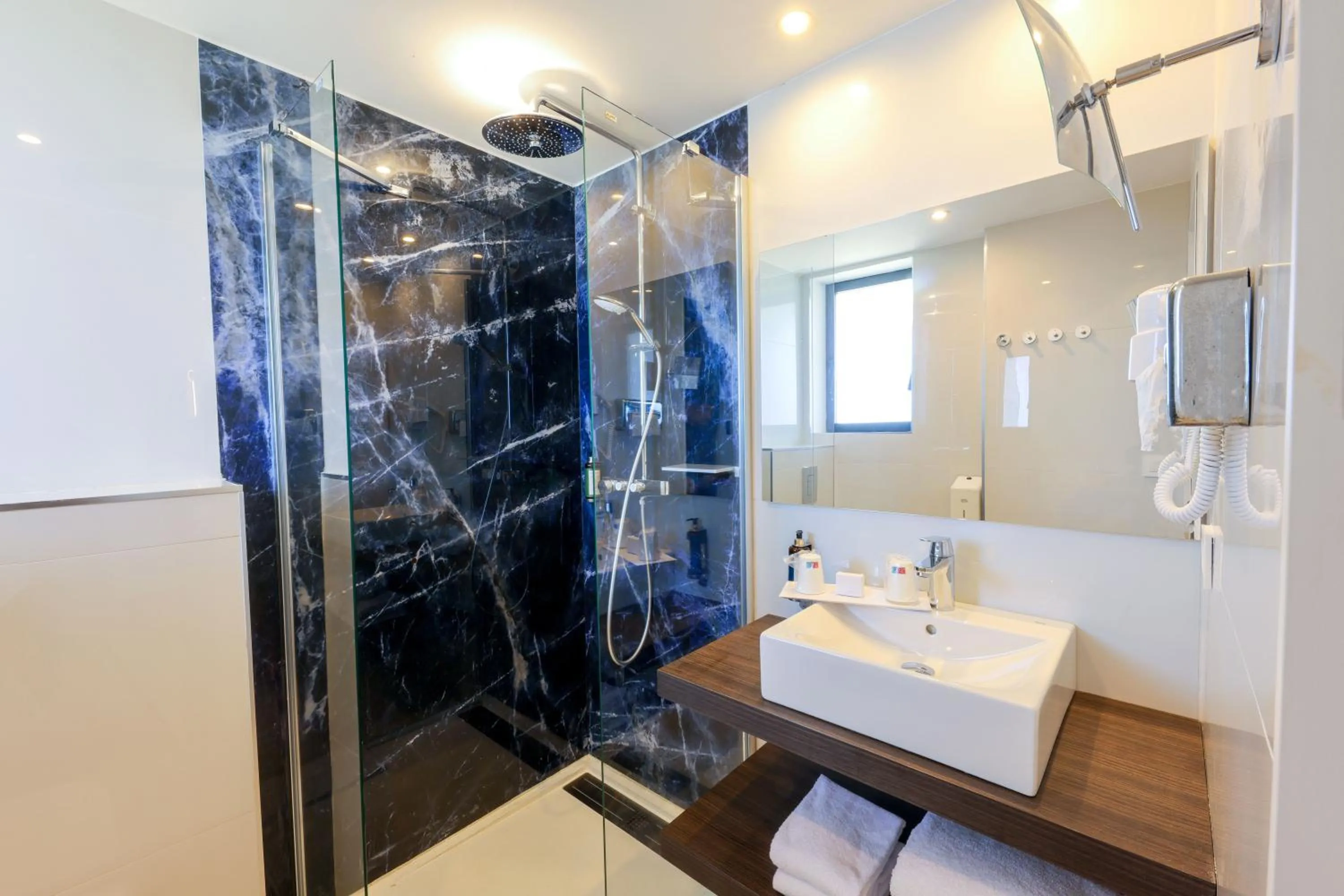 Shower in Hotel Saint Christophe