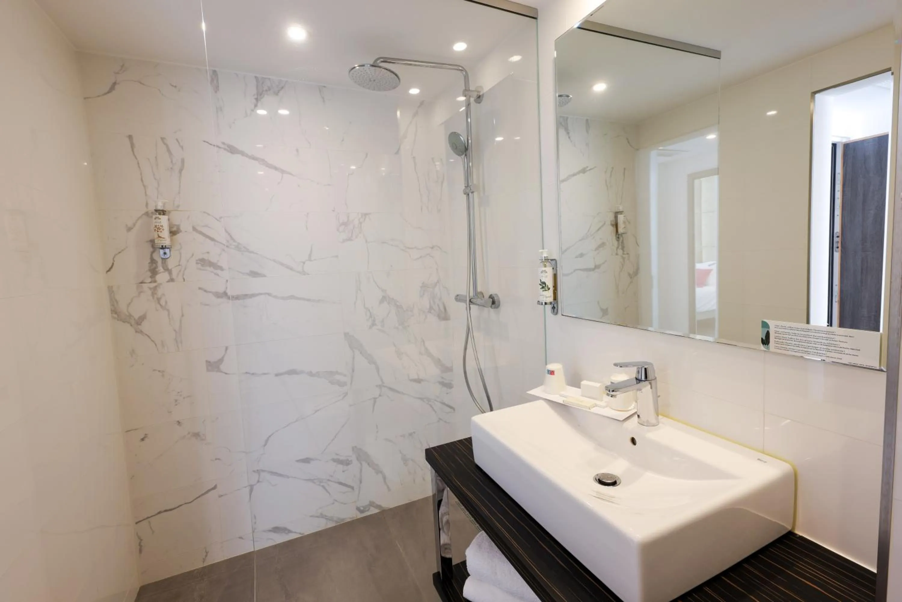 Shower in Hotel Saint Christophe