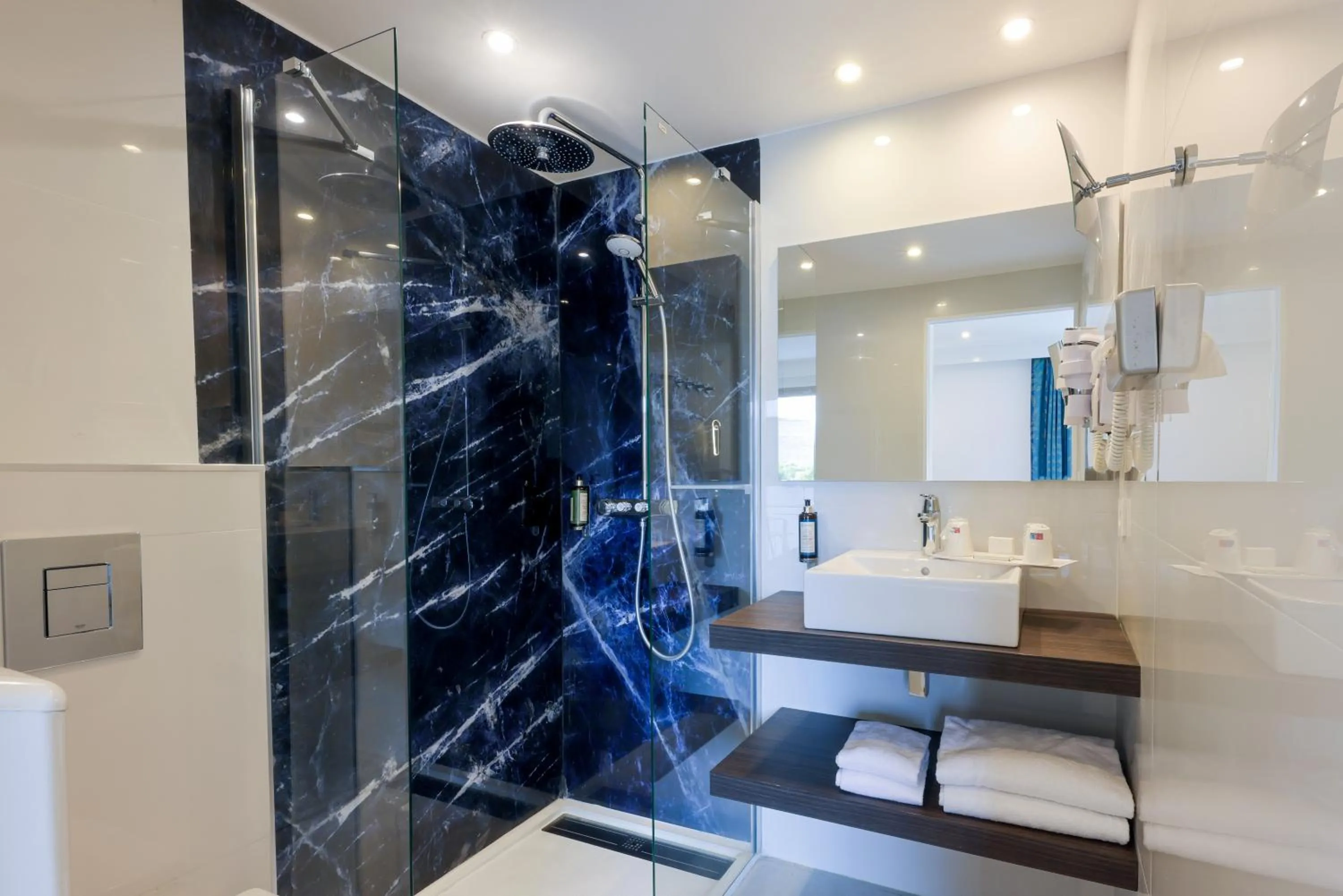 Shower in Hotel Saint Christophe