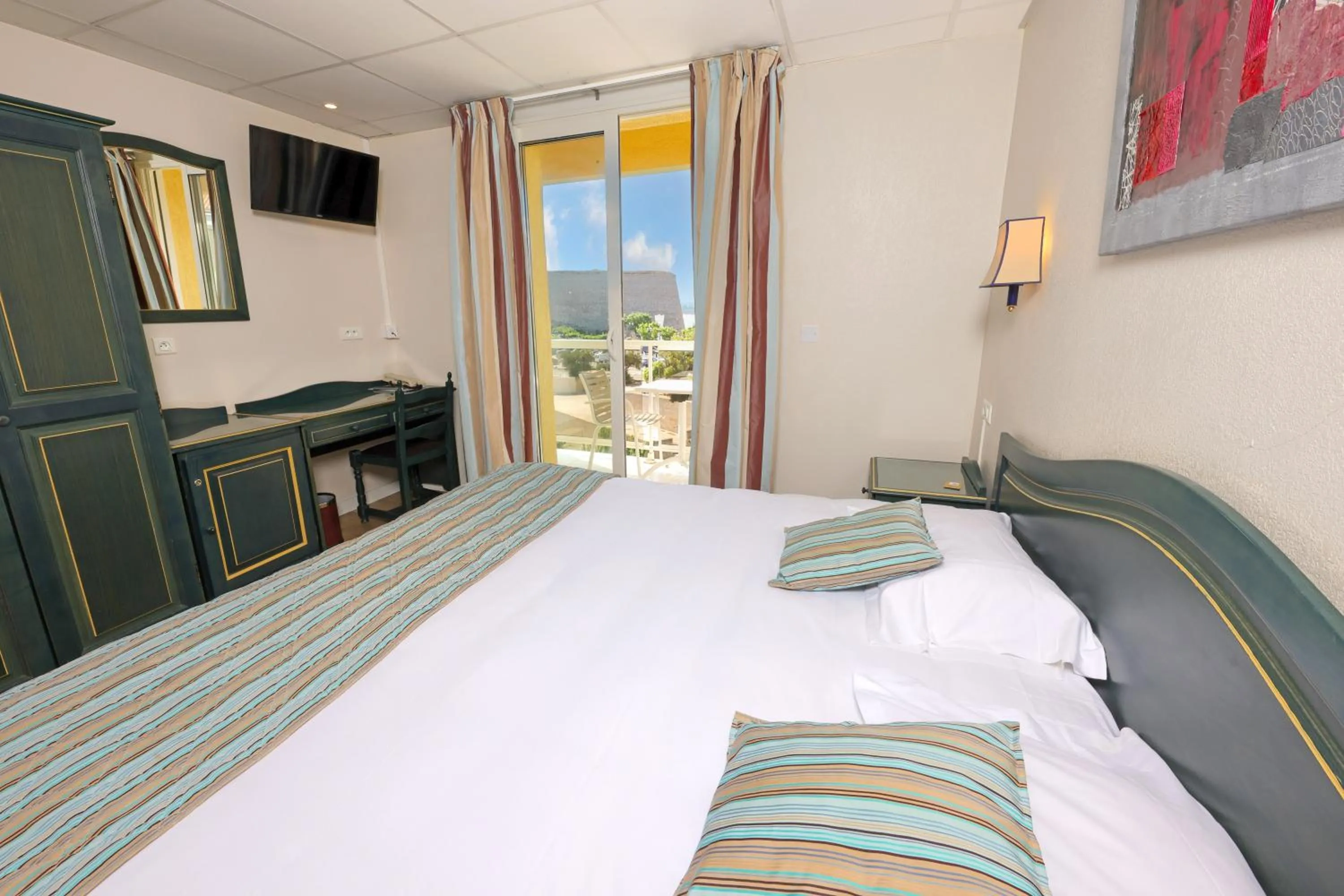 Photo of the whole room, Bed in Hotel Saint Christophe