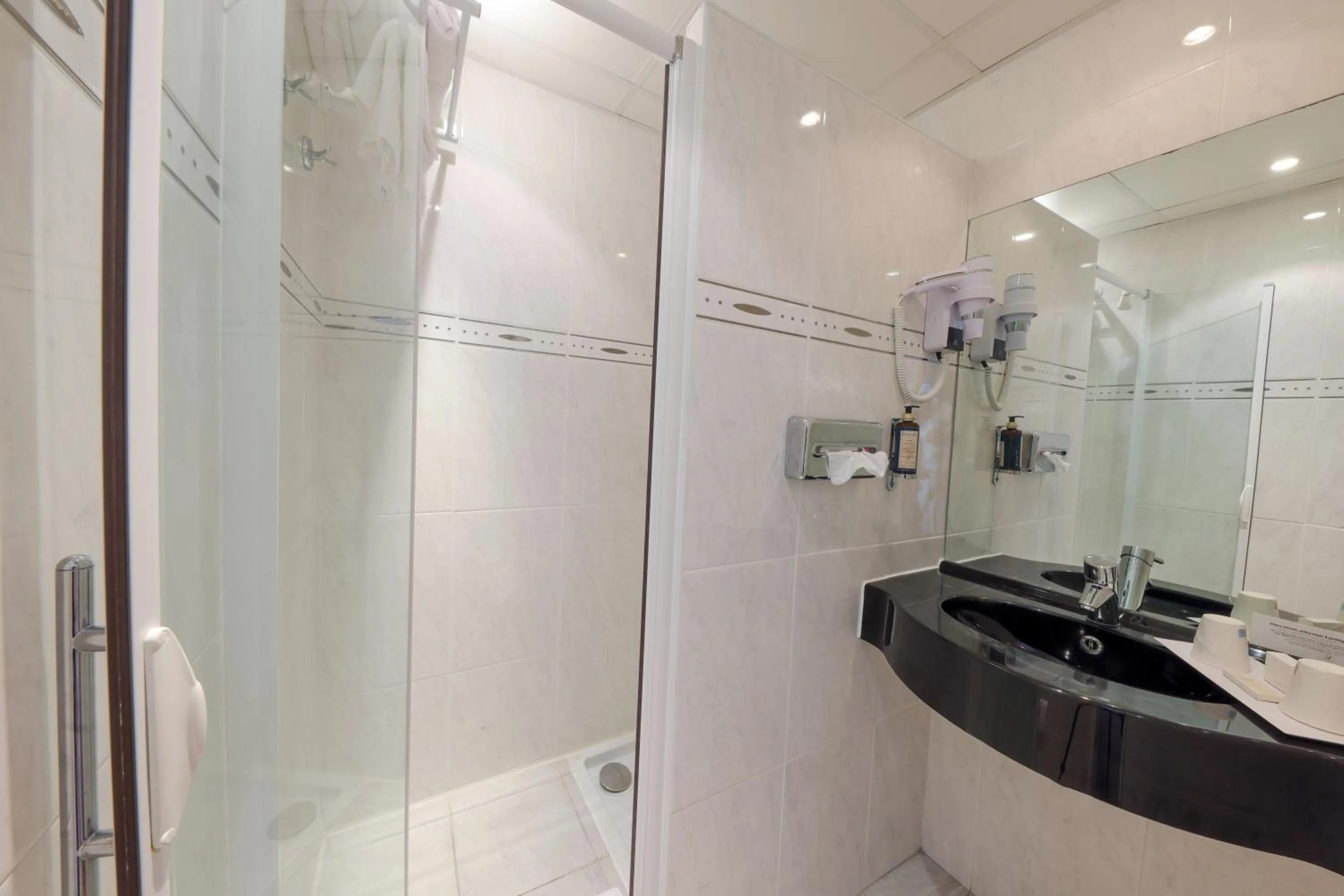 Shower in Hotel Saint Christophe