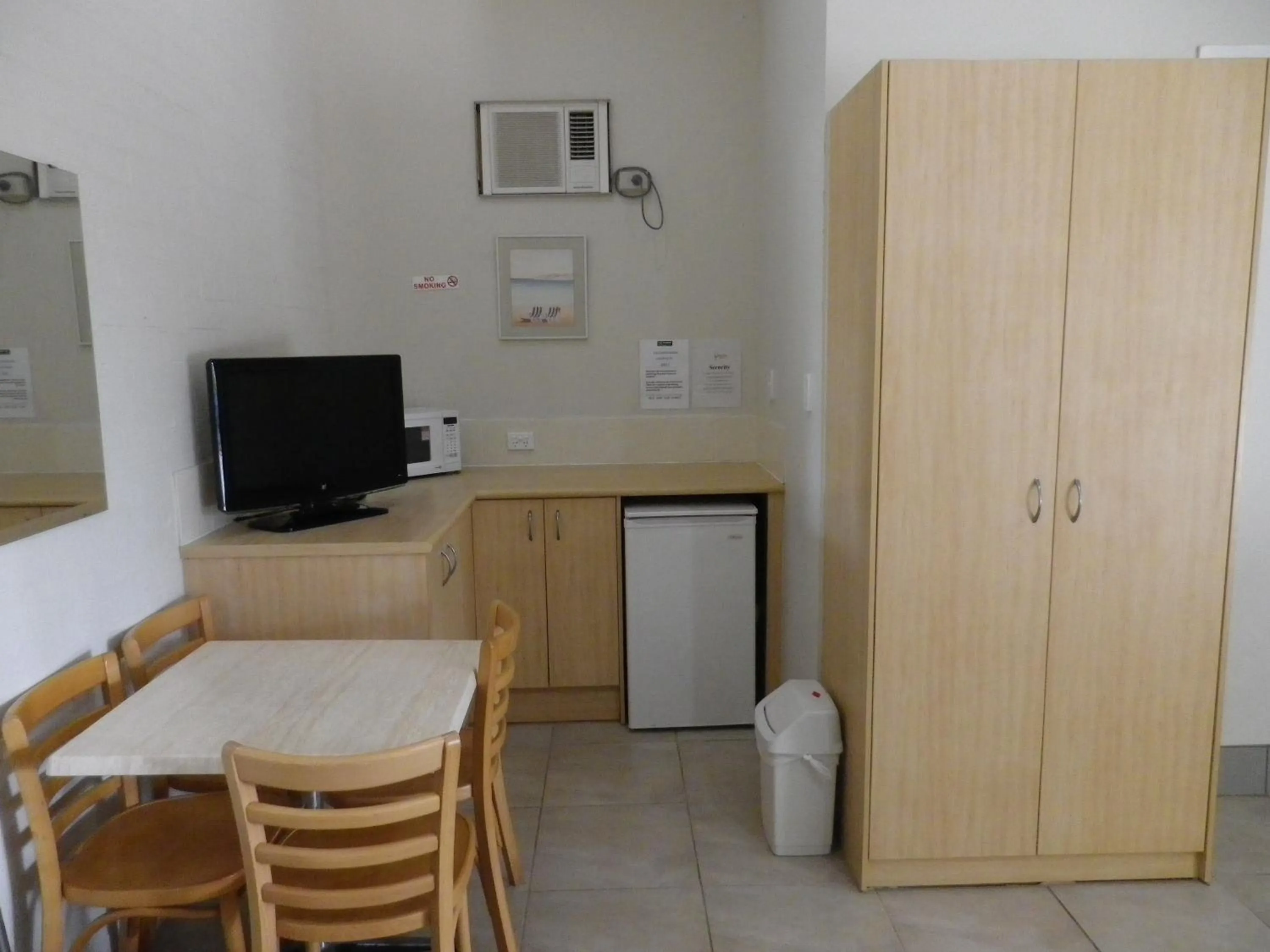 Dining area in Ocean Shores Motel