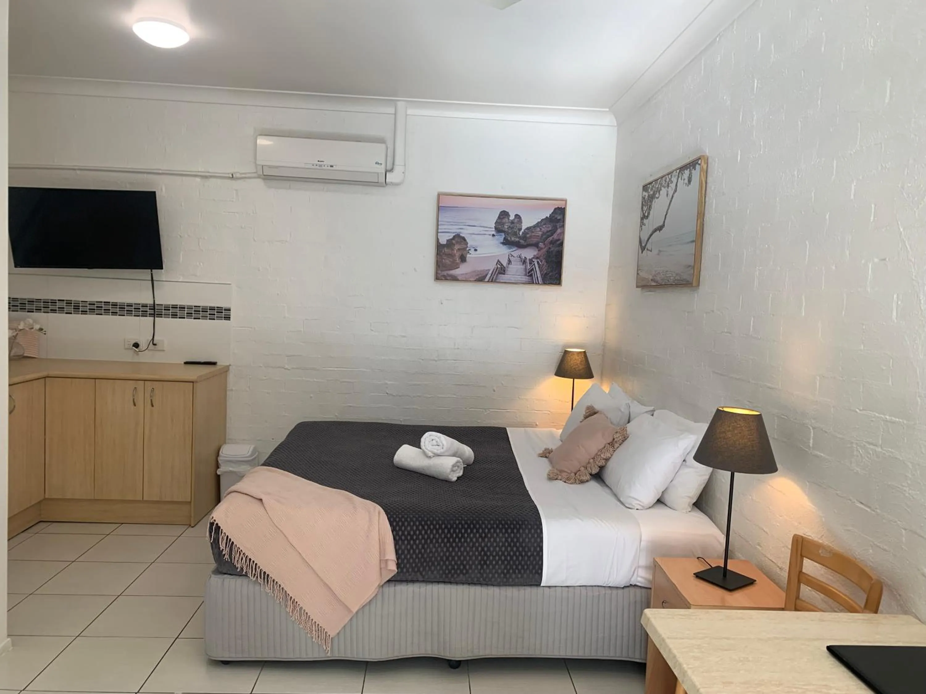 Bed in Ocean Shores Motel