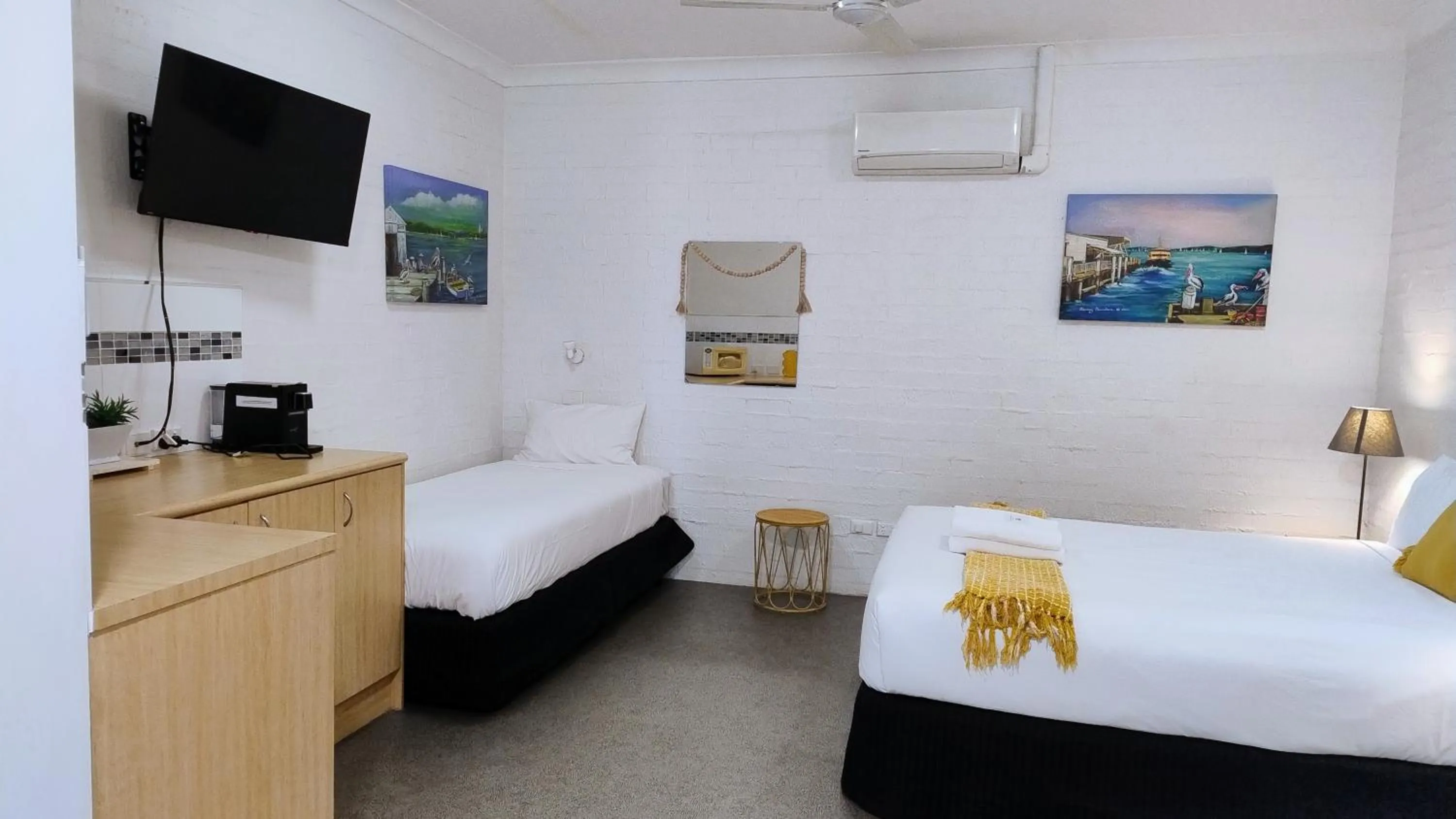 Bed in Ocean Shores Motel