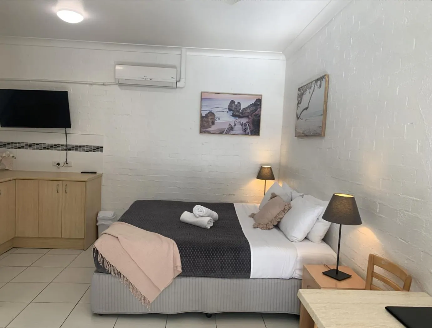 Bed in Ocean Shores Motel