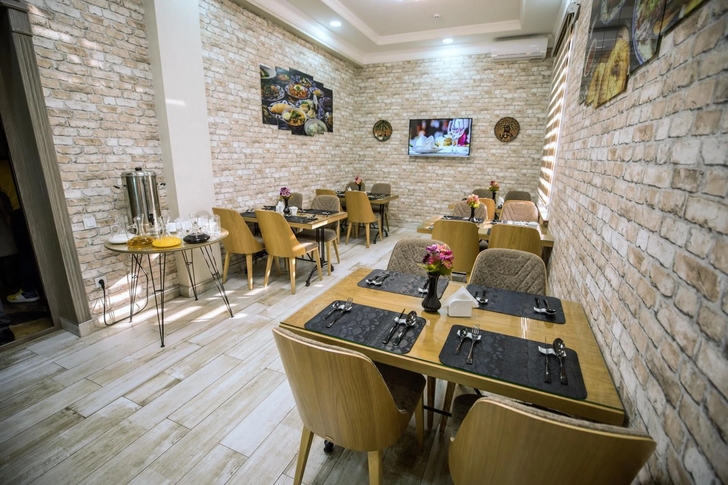 Restaurant/places to eat in Leader Hotel