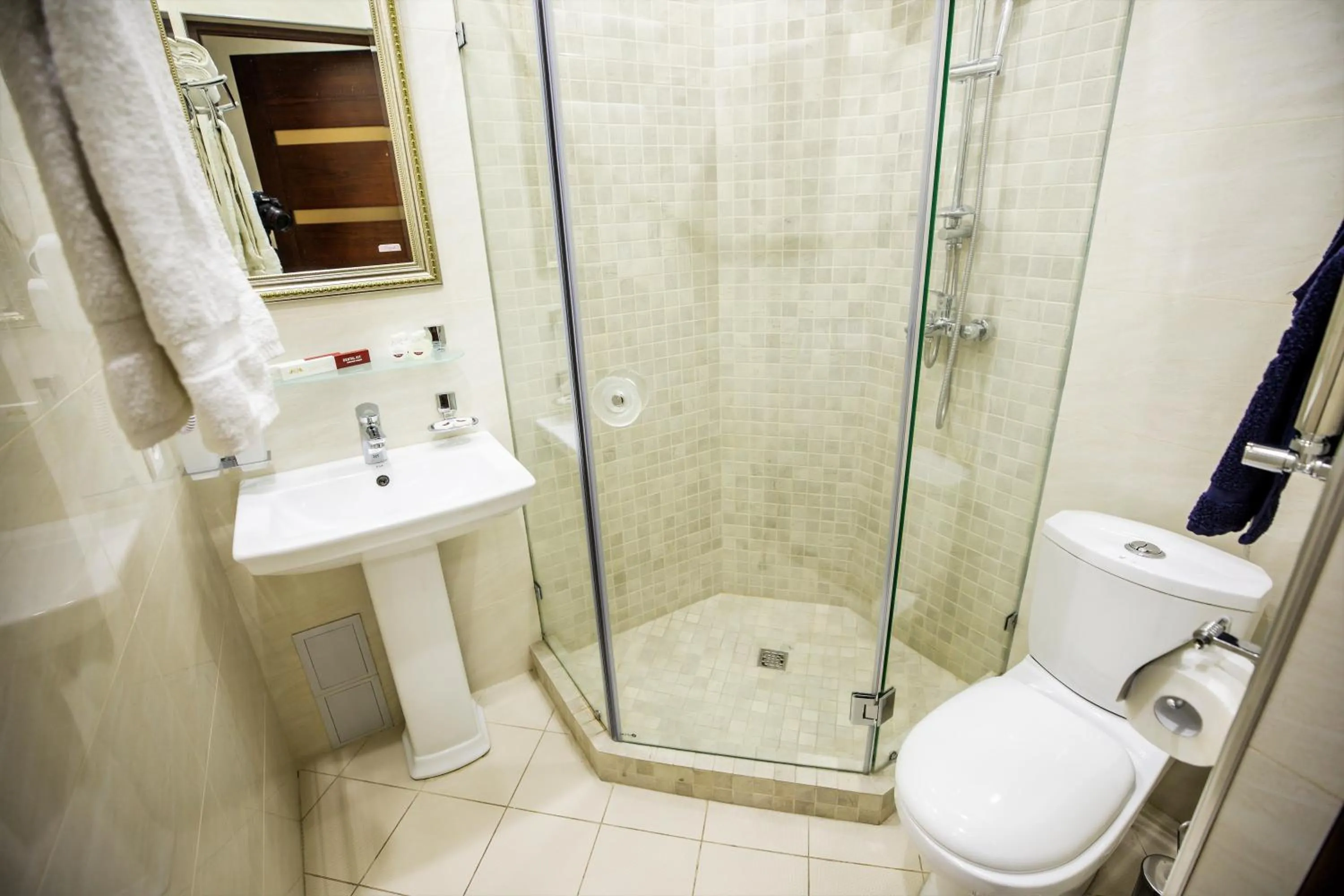 Bathroom in Leader Hotel