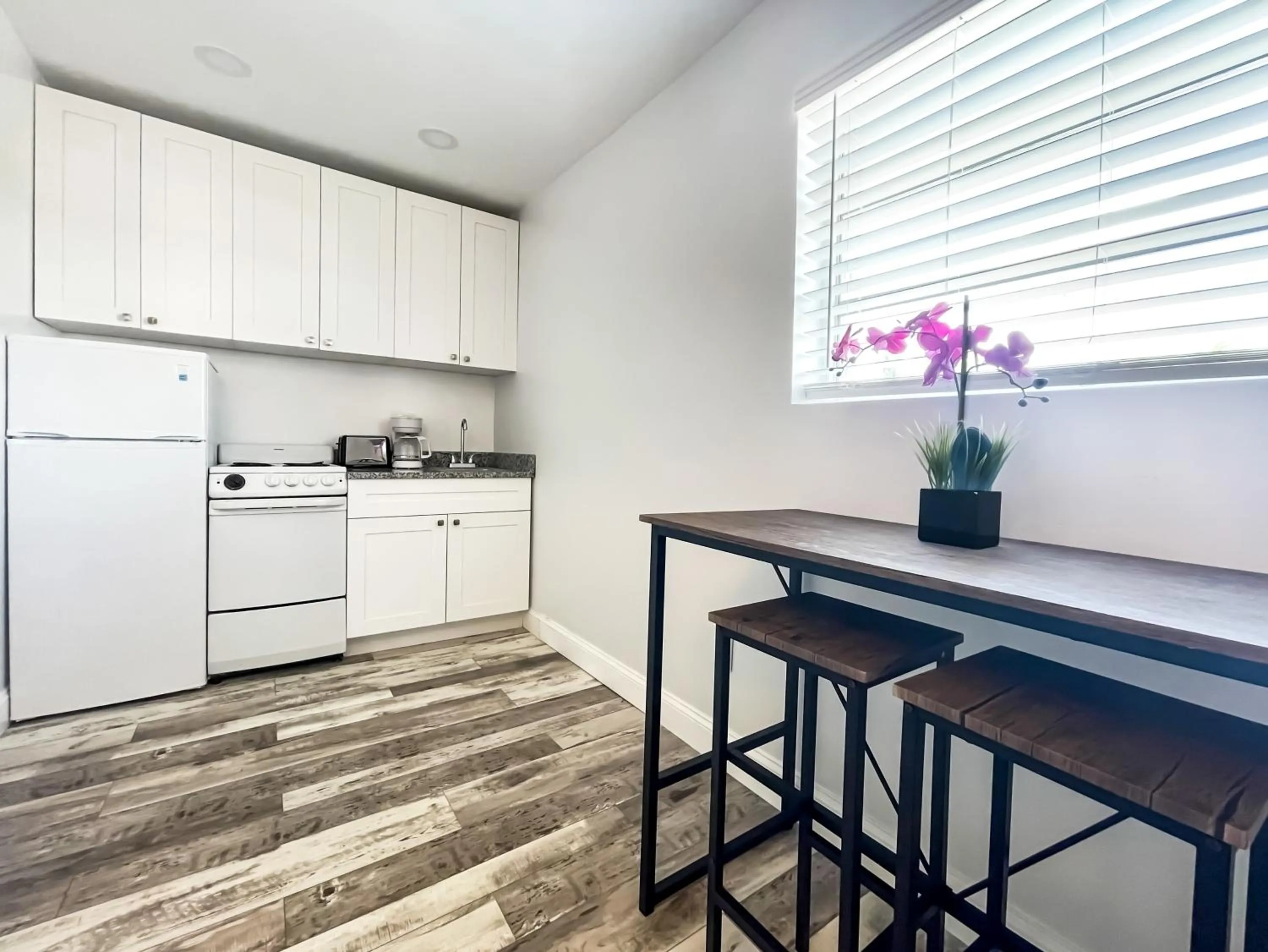 Kitchen or kitchenette in The Blue Wave