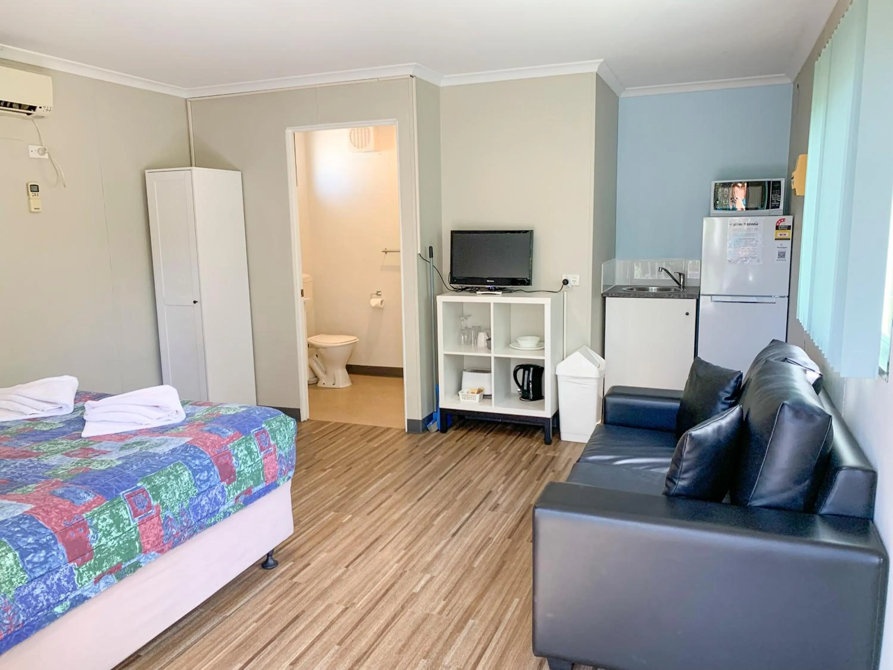 Kitchen or kitchenette, Bed in Riverview Tourist Park