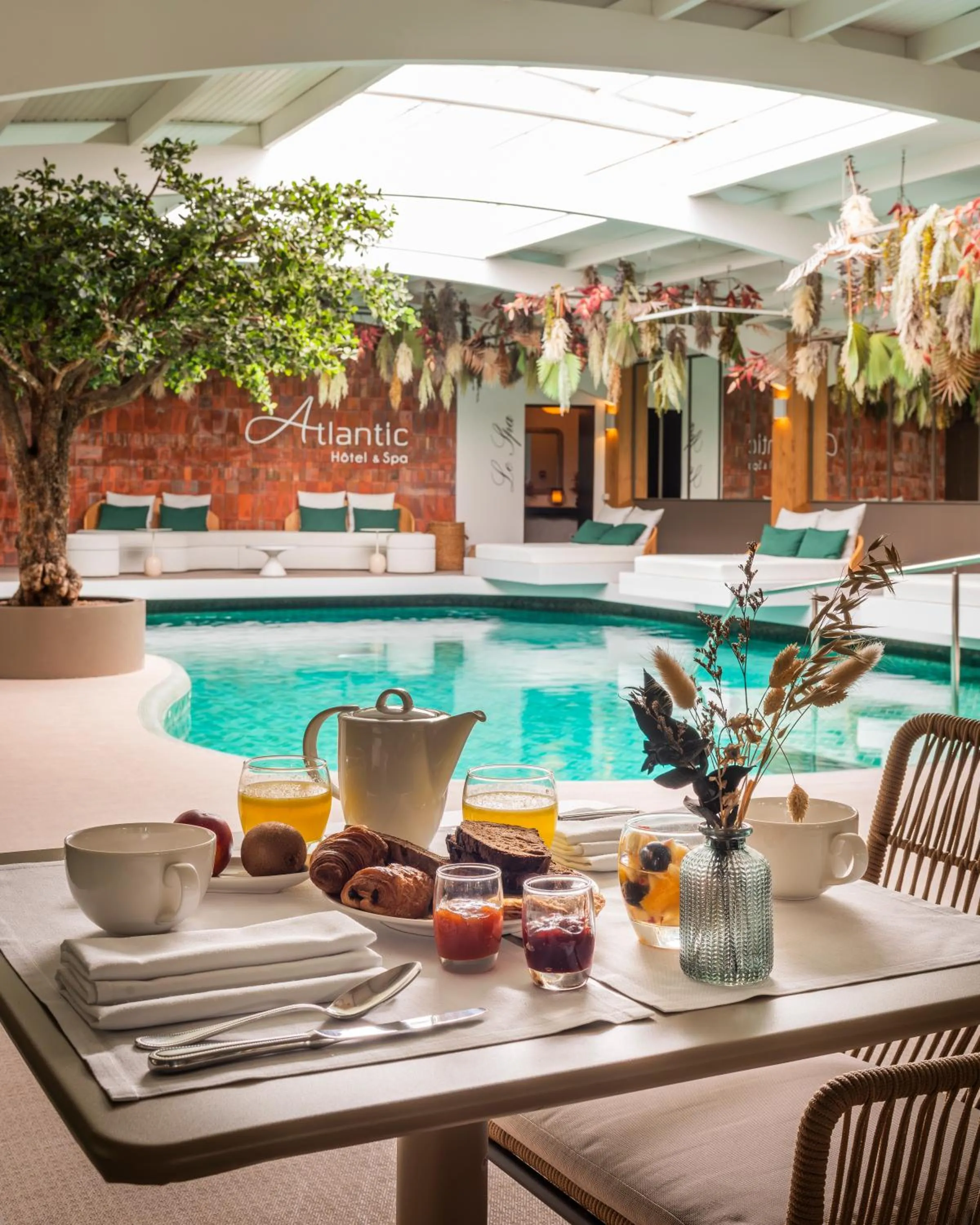 Swimming pool in Atlantic Hôtel & Spa