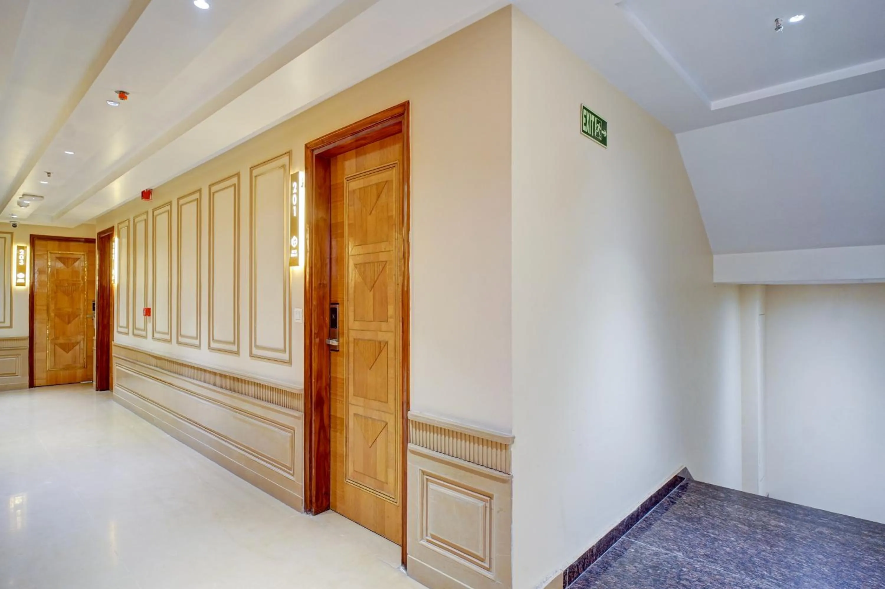 wardrobe in Hotel Gold Palace - 03 Mins Walk From New Delhi Railway Station
