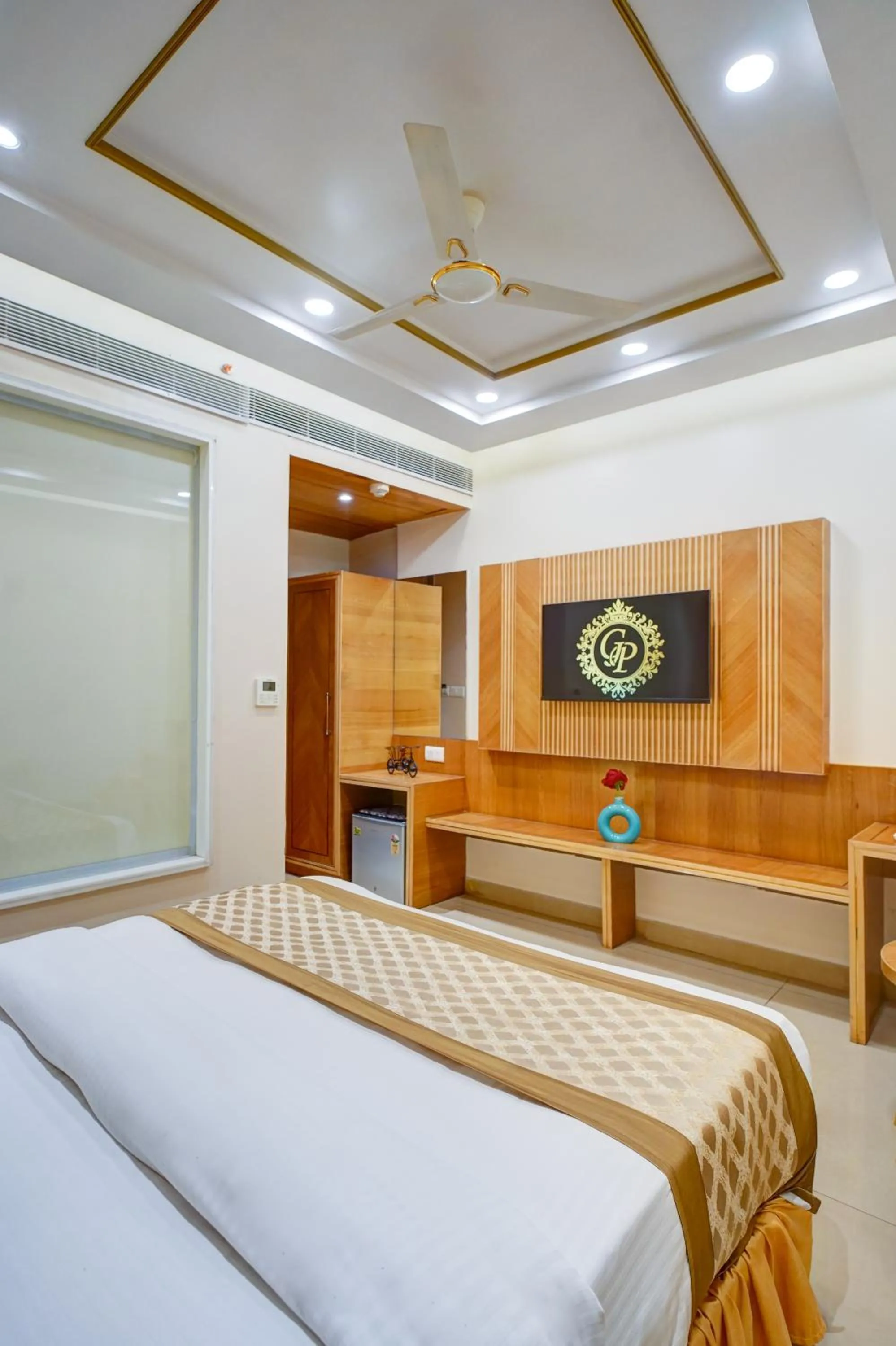 Photo of the whole room, Bed in Hotel Gold Palace - 03 Mins Walk From New Delhi Railway Station