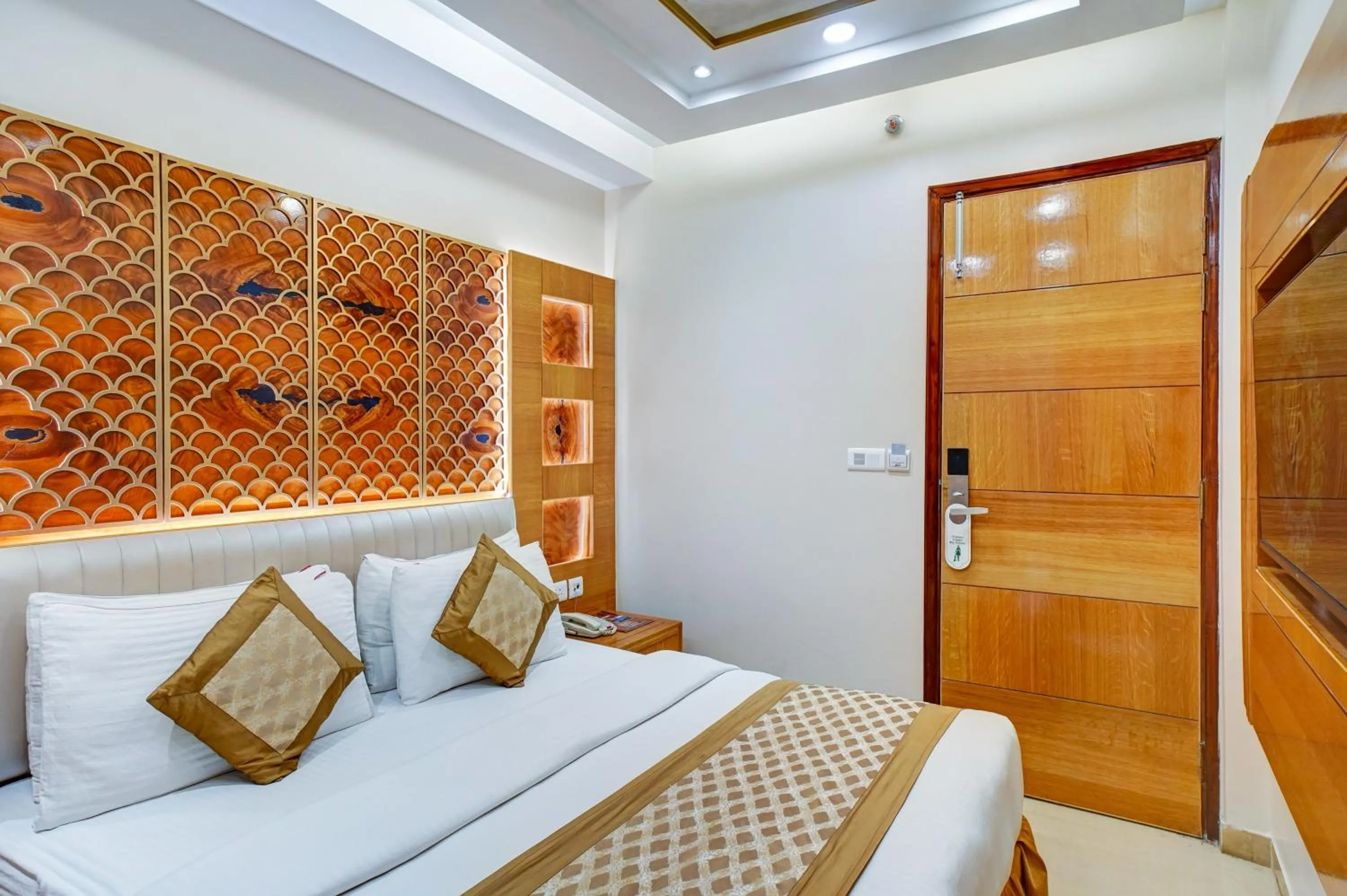 Bed in Hotel Gold Palace - 03 Mins Walk From New Delhi Railway Station