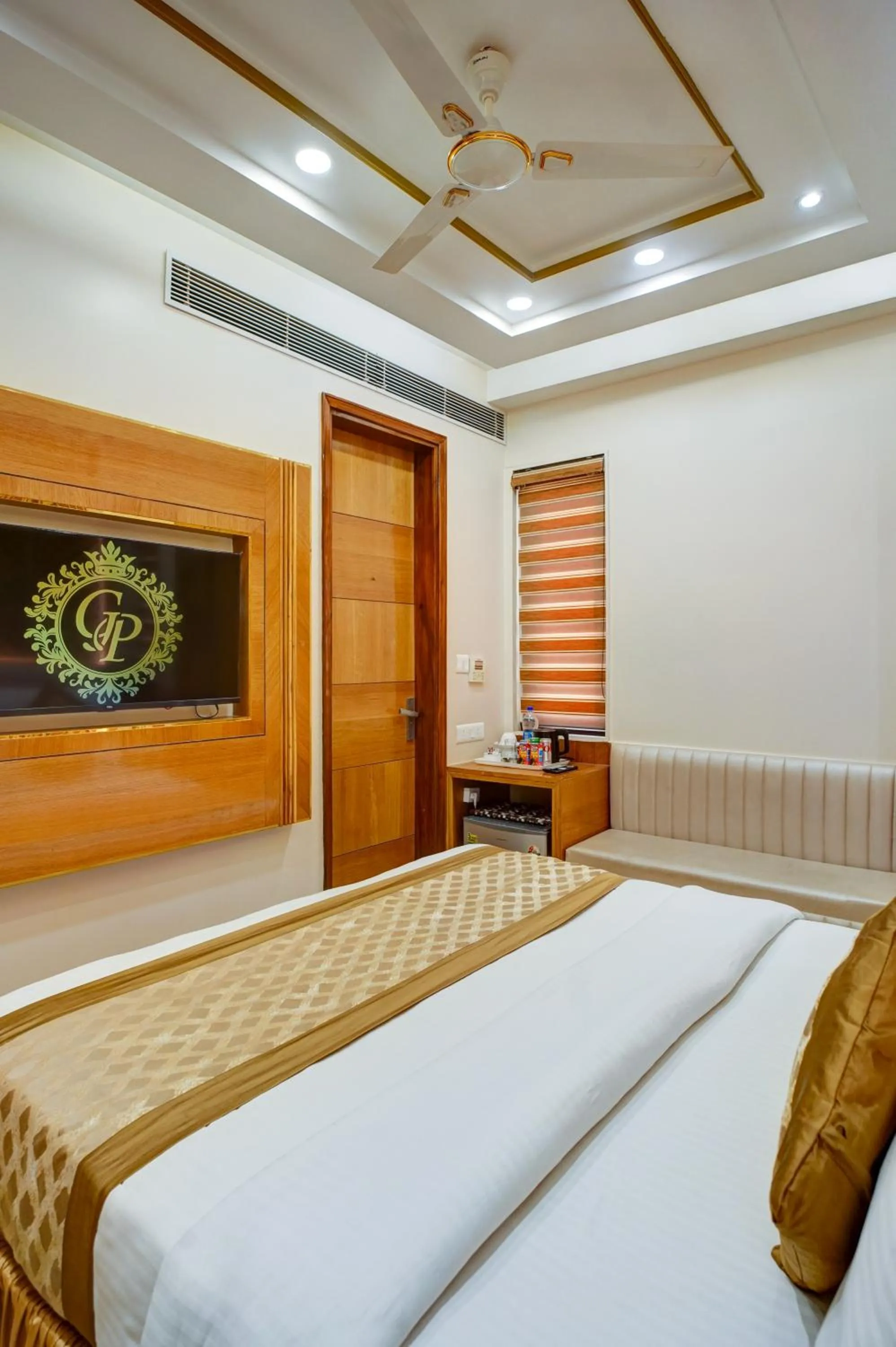 TV and multimedia, Bed in Hotel Gold Palace - 03 Mins Walk From New Delhi Railway Station