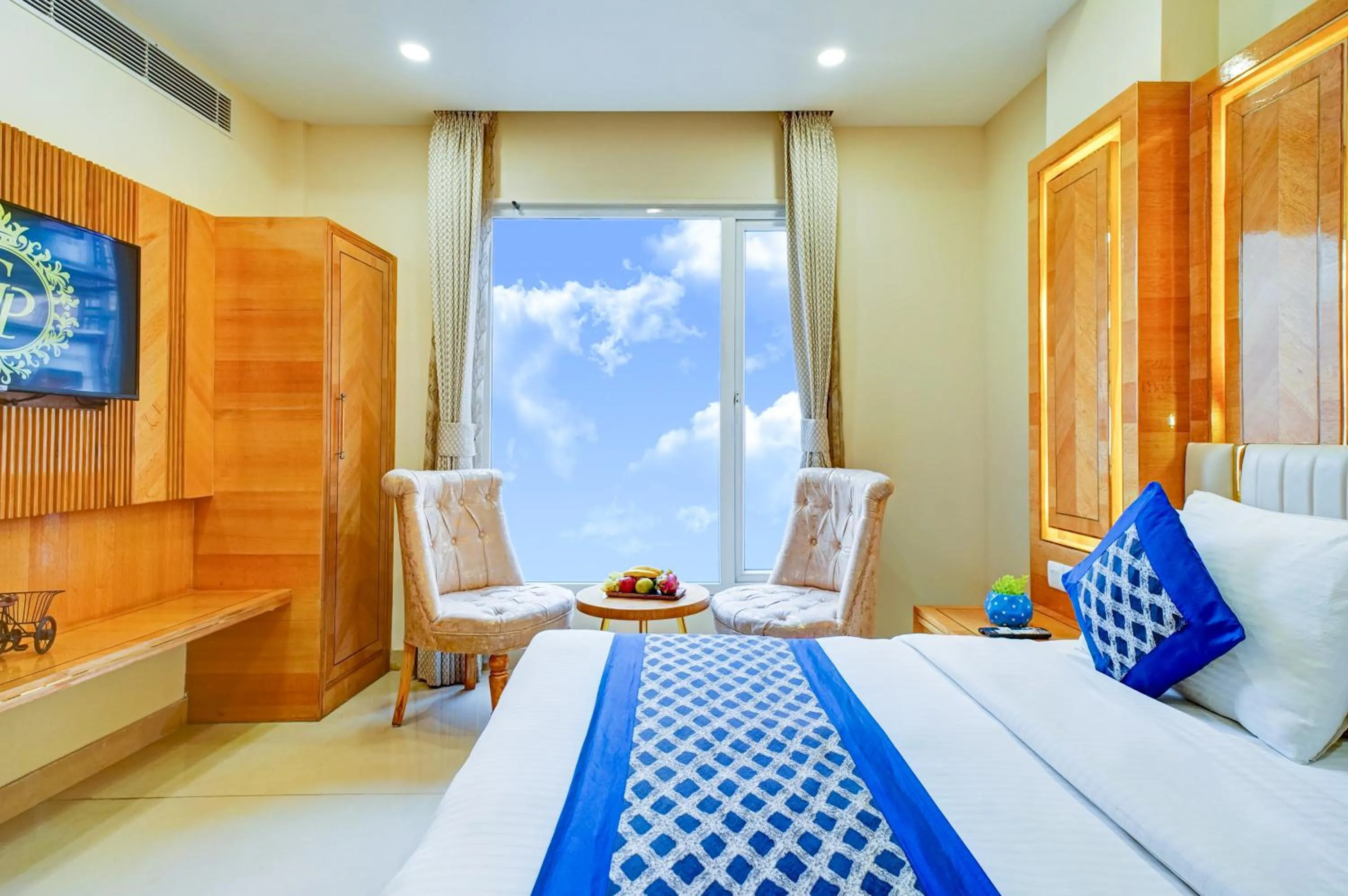 Photo of the whole room, Bed in Hotel Gold Palace - 03 Mins Walk From New Delhi Railway Station