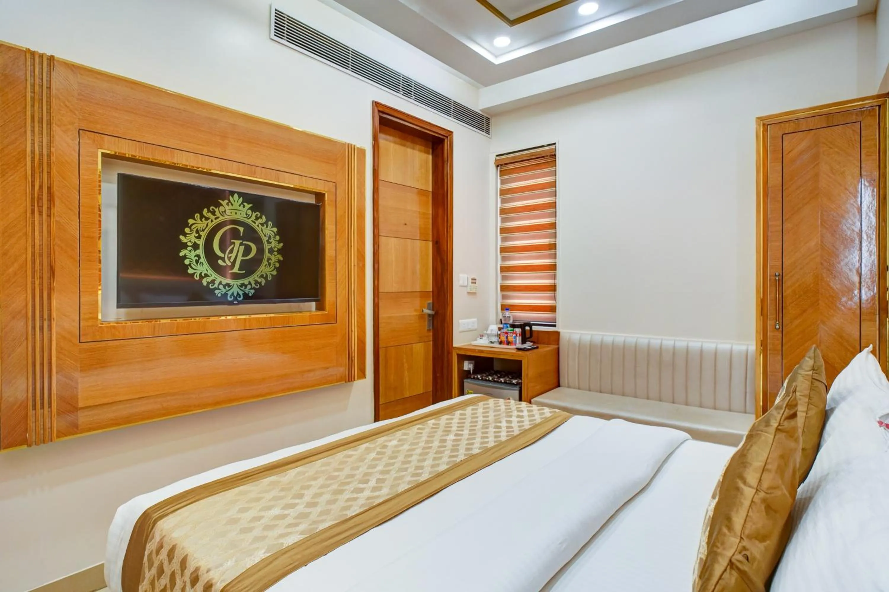 TV and multimedia, Bed in Hotel Gold Palace - 03 Mins Walk From New Delhi Railway Station