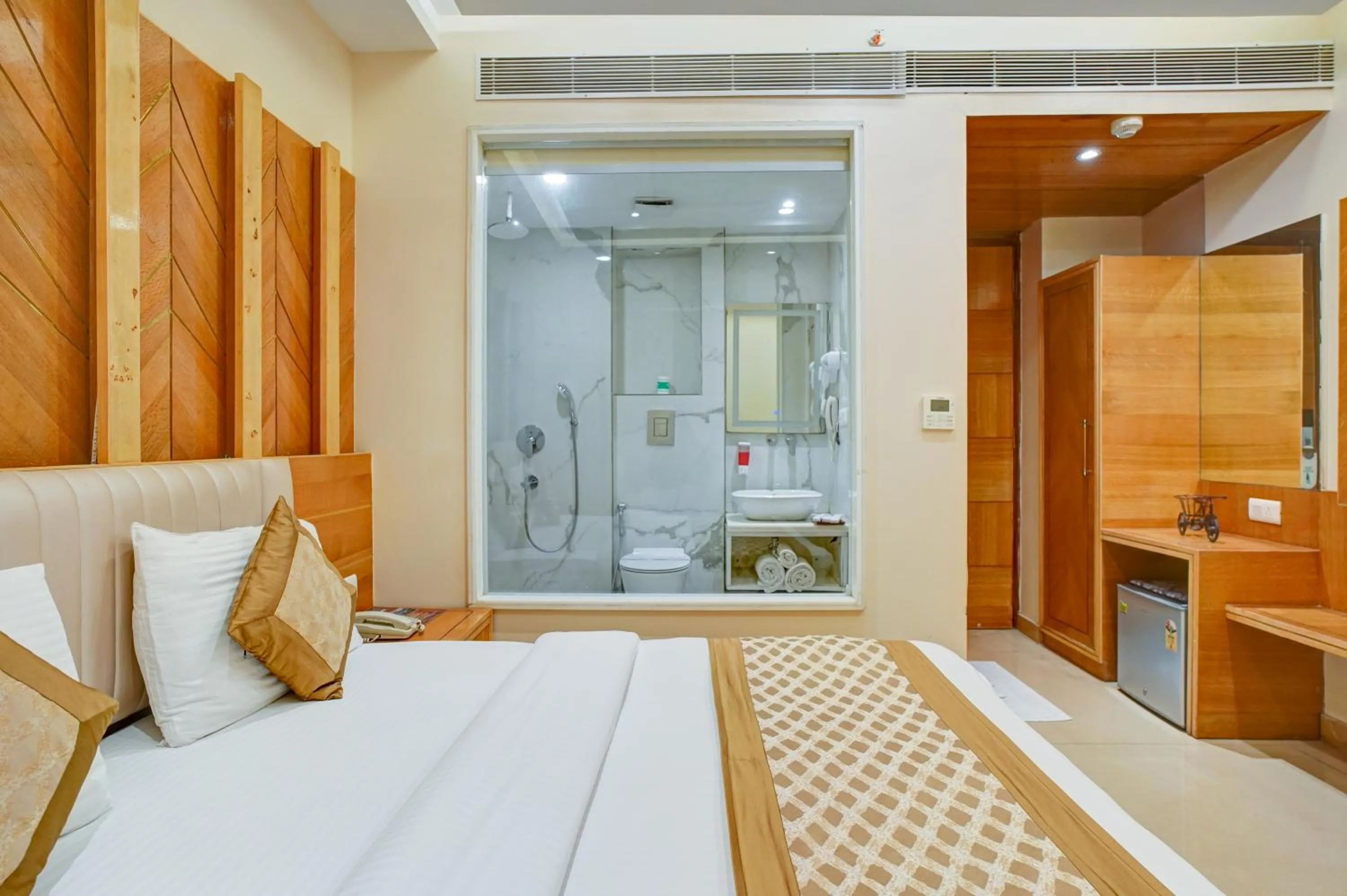 Photo of the whole room, Bed in Hotel Gold Palace - 03 Mins Walk From New Delhi Railway Station