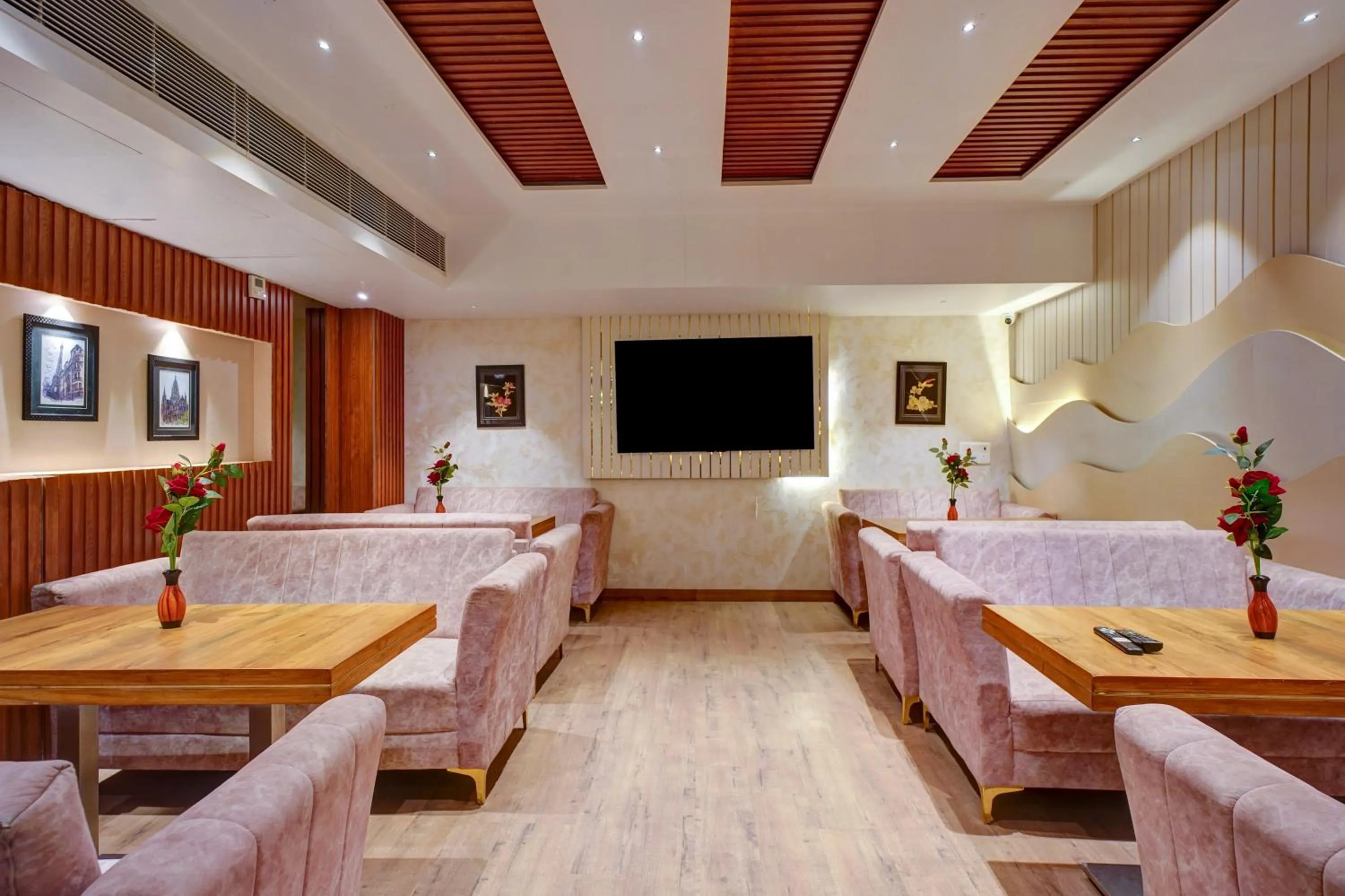 Communal lounge/ TV room in Hotel Gold Palace - 03 Mins Walk From New Delhi Railway Station