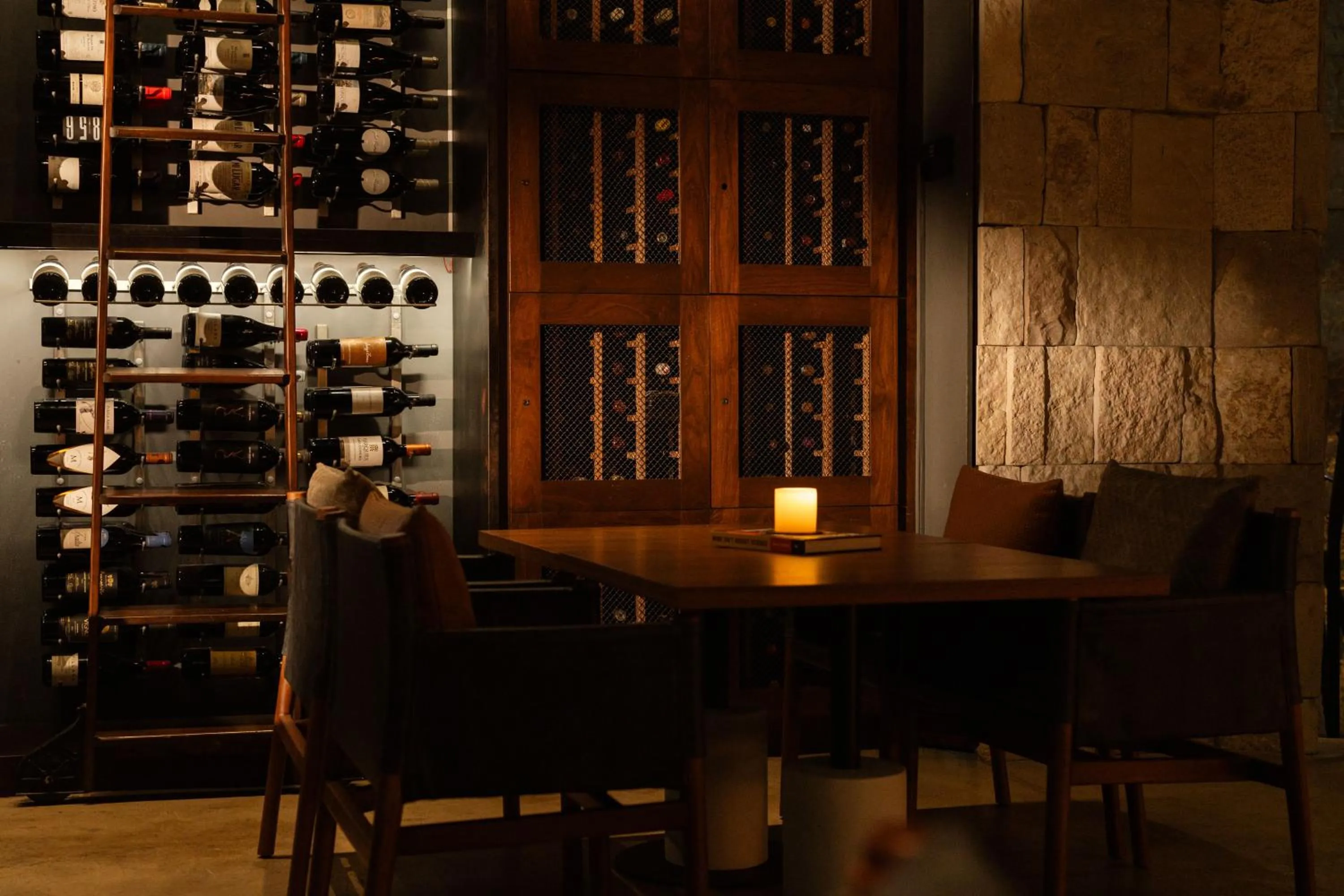 Lounge or bar in Rosewood Abu Dhabi