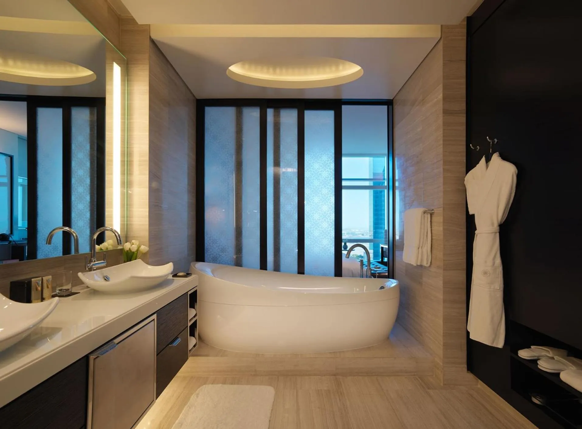 Bathroom, Bed in Rosewood Abu Dhabi