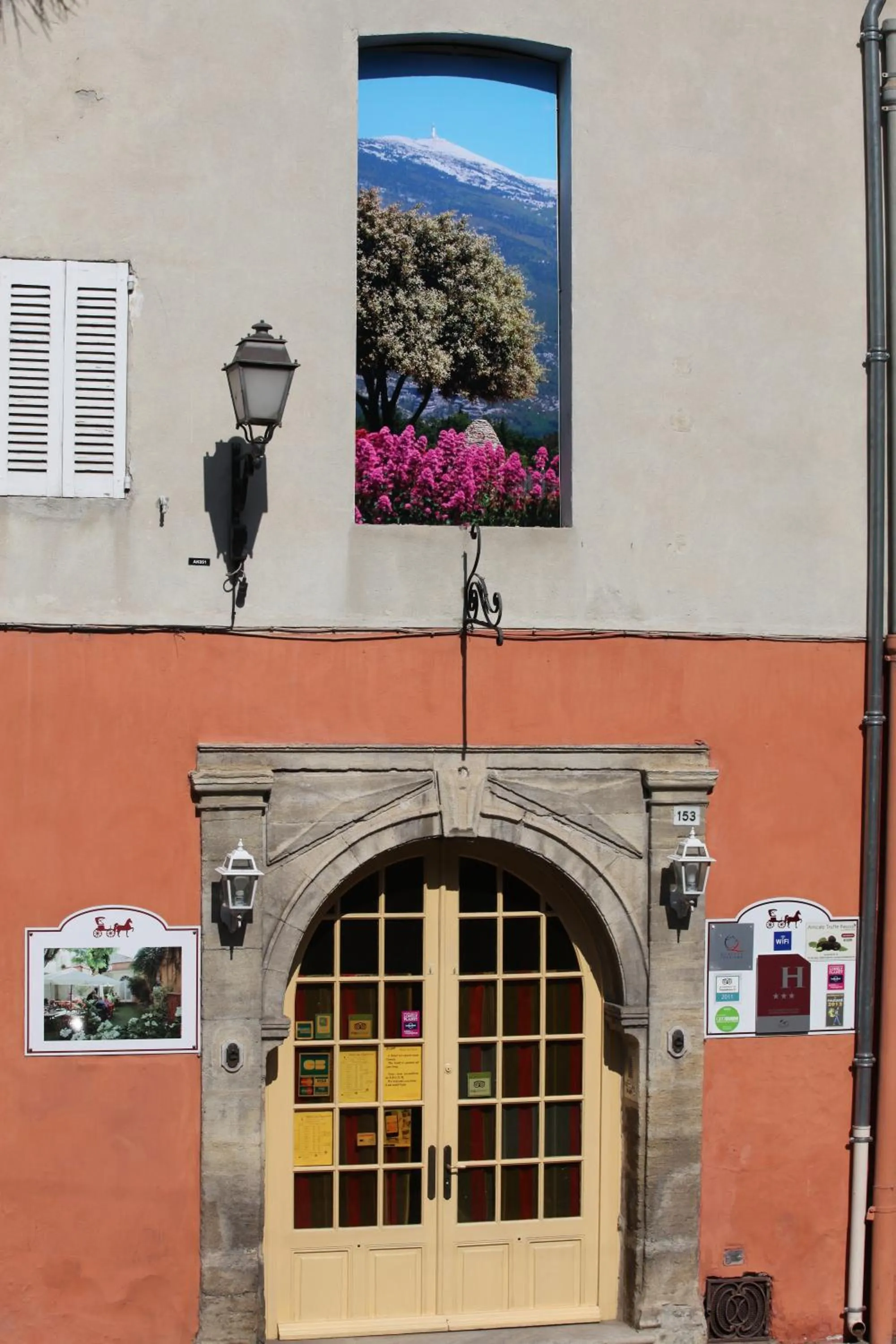 Facade/entrance in Hôtel du Fiacre
