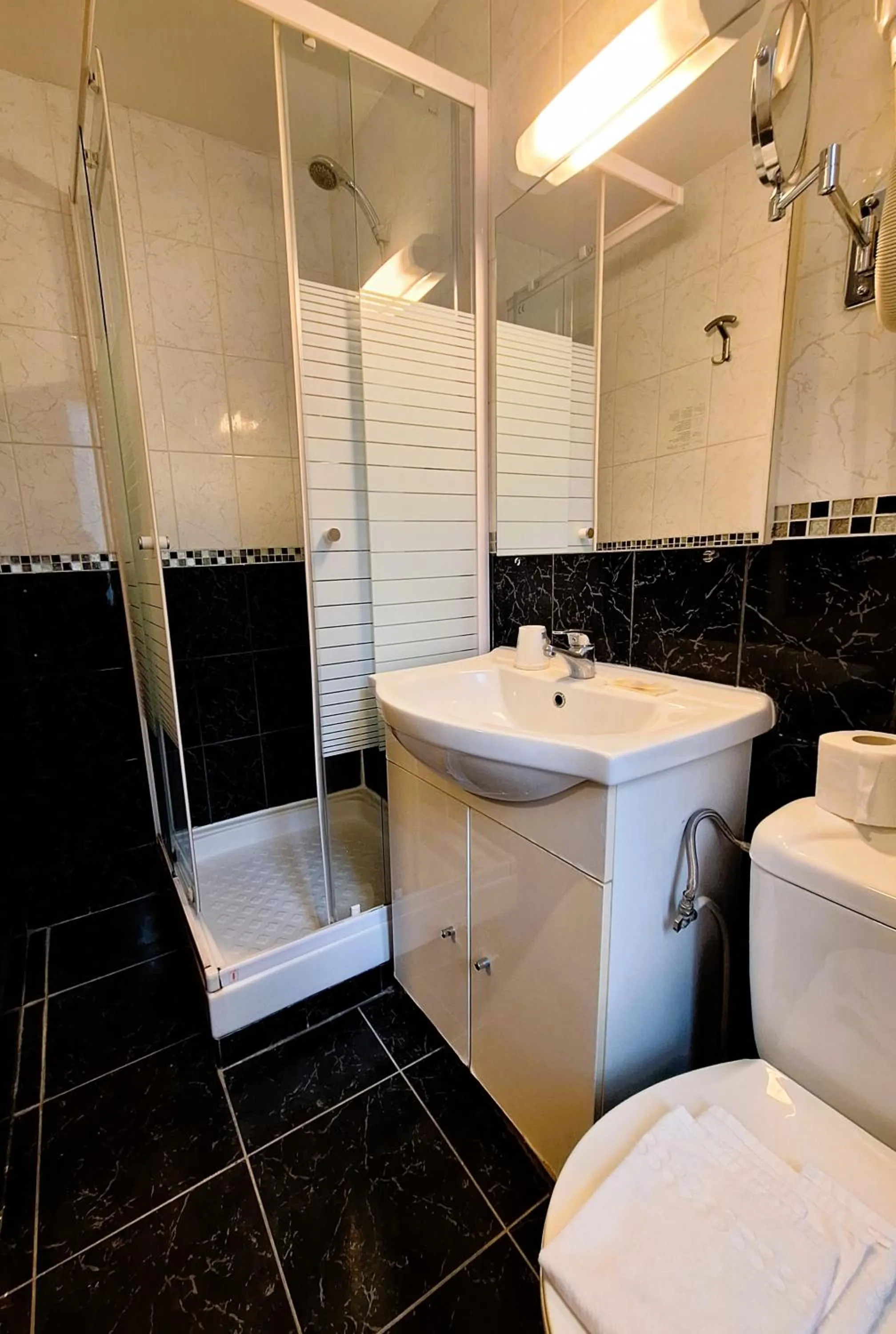 Shower in Hipotel Paris Gambetta République