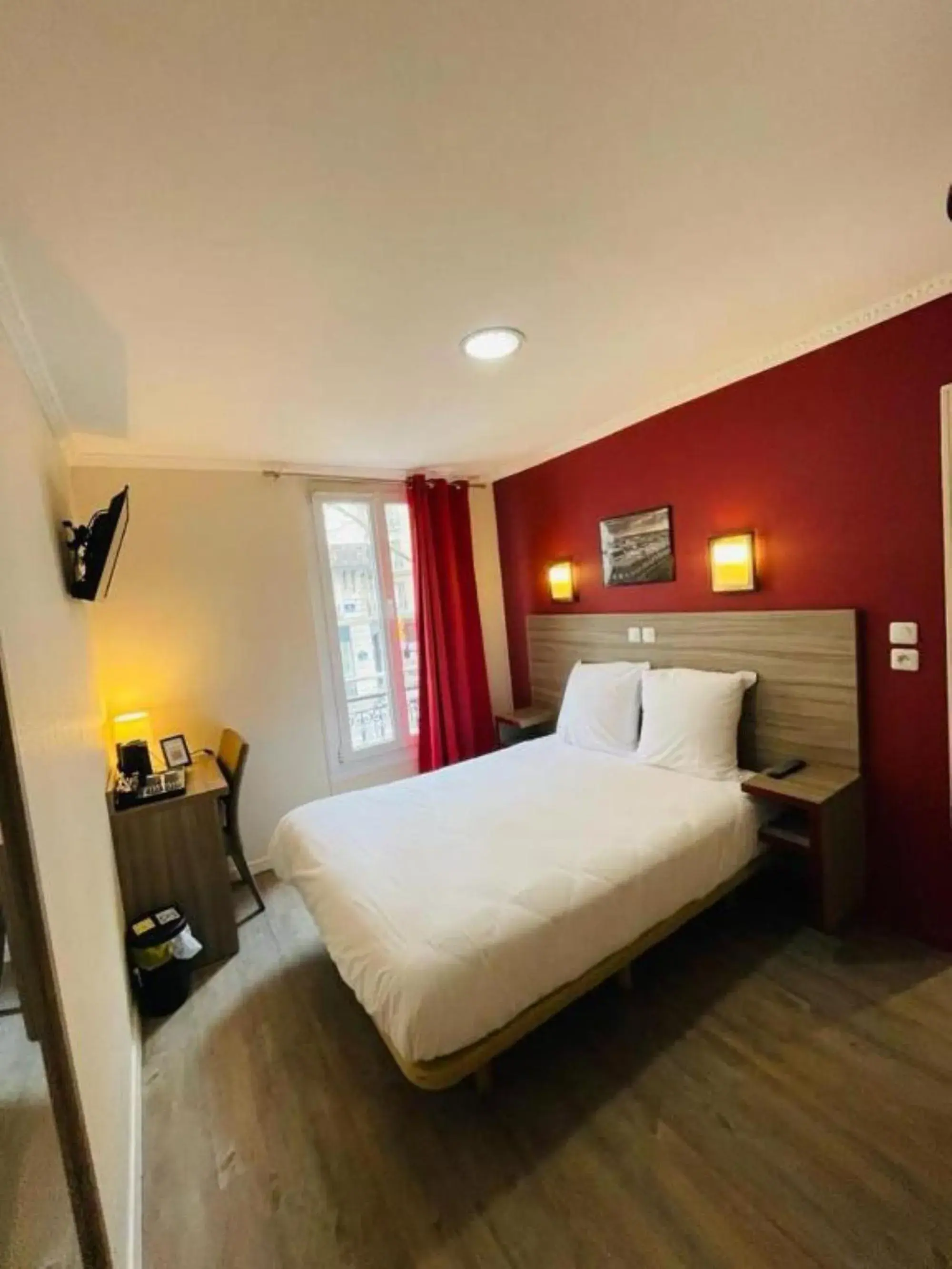 Double Room in Hipotel Paris Gambetta République Double Room in Hipotel Paris Gambetta République