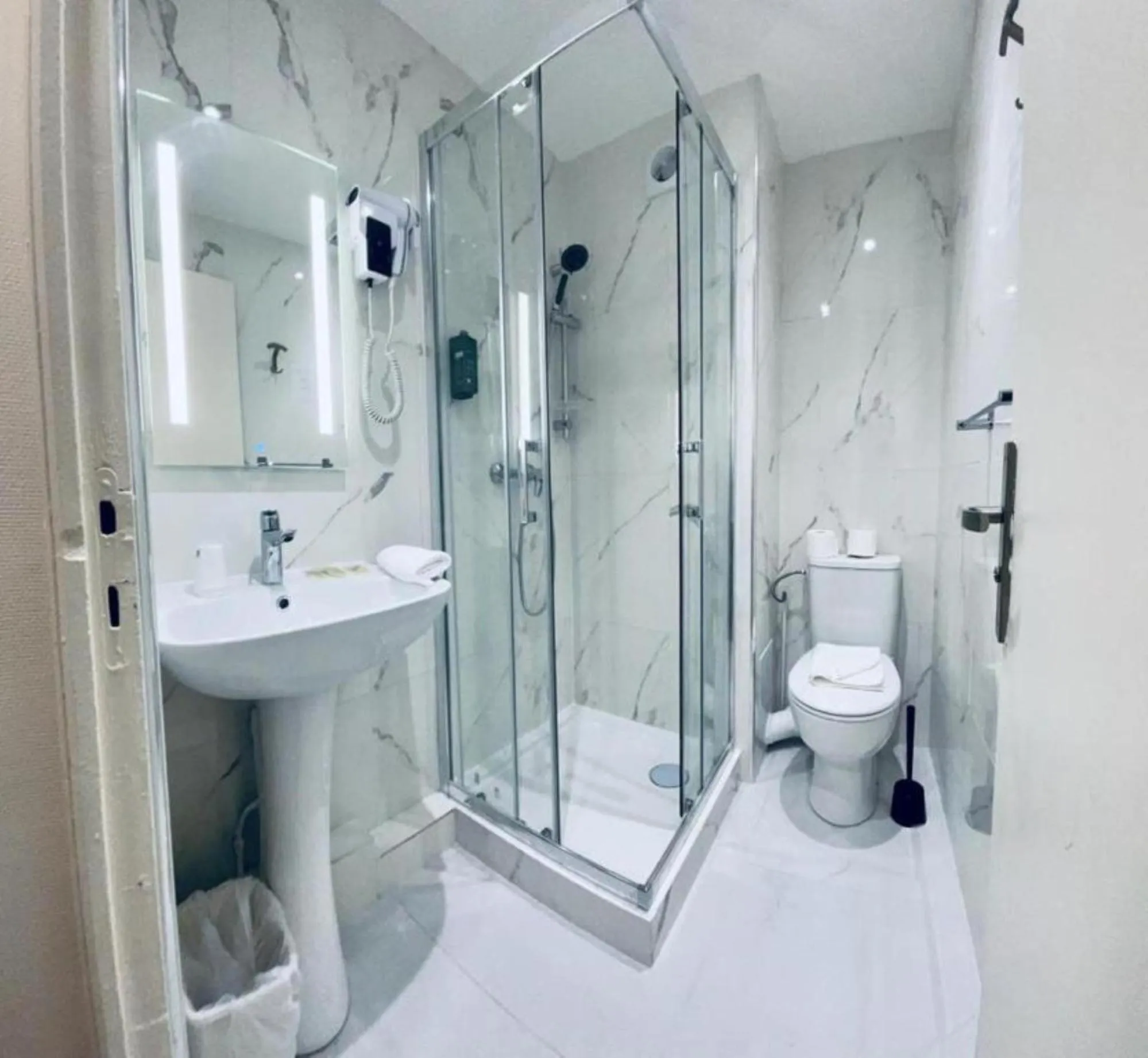 Shower in Hipotel Paris Gambetta République