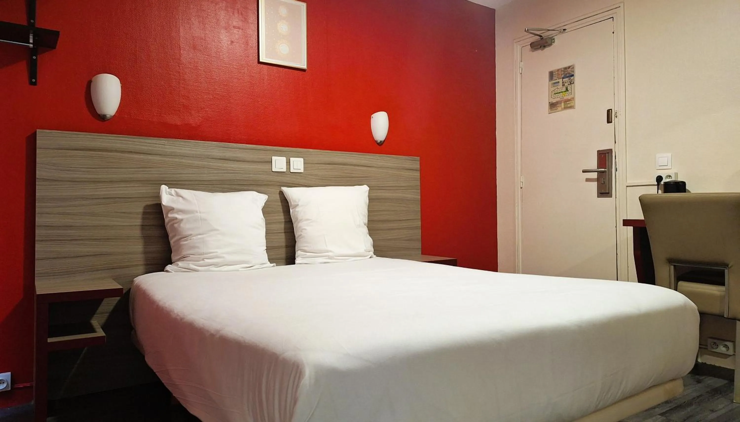 Bedroom, Bed in Hipotel Paris Gambetta République