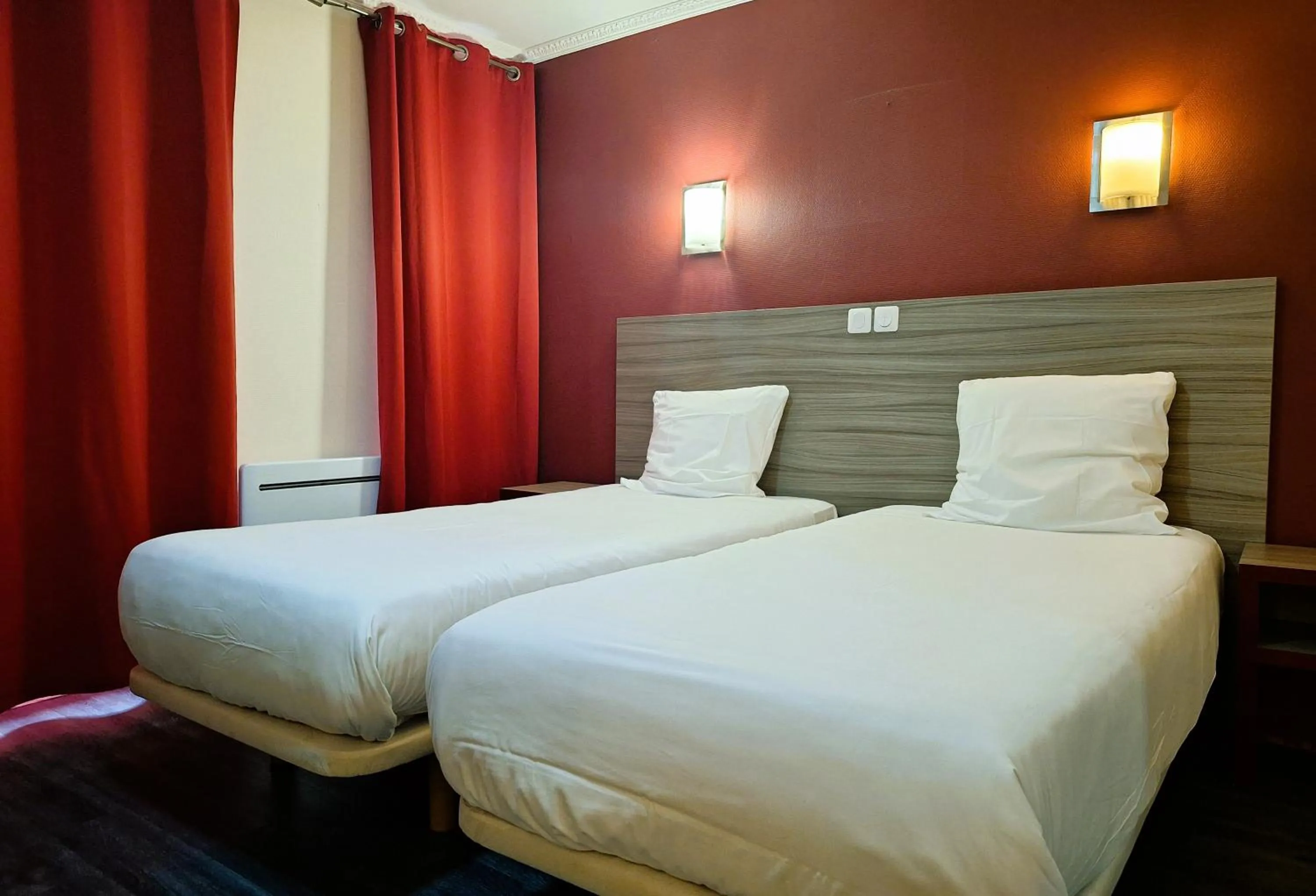 Photo of the whole room, Bed in Hipotel Paris Gambetta République