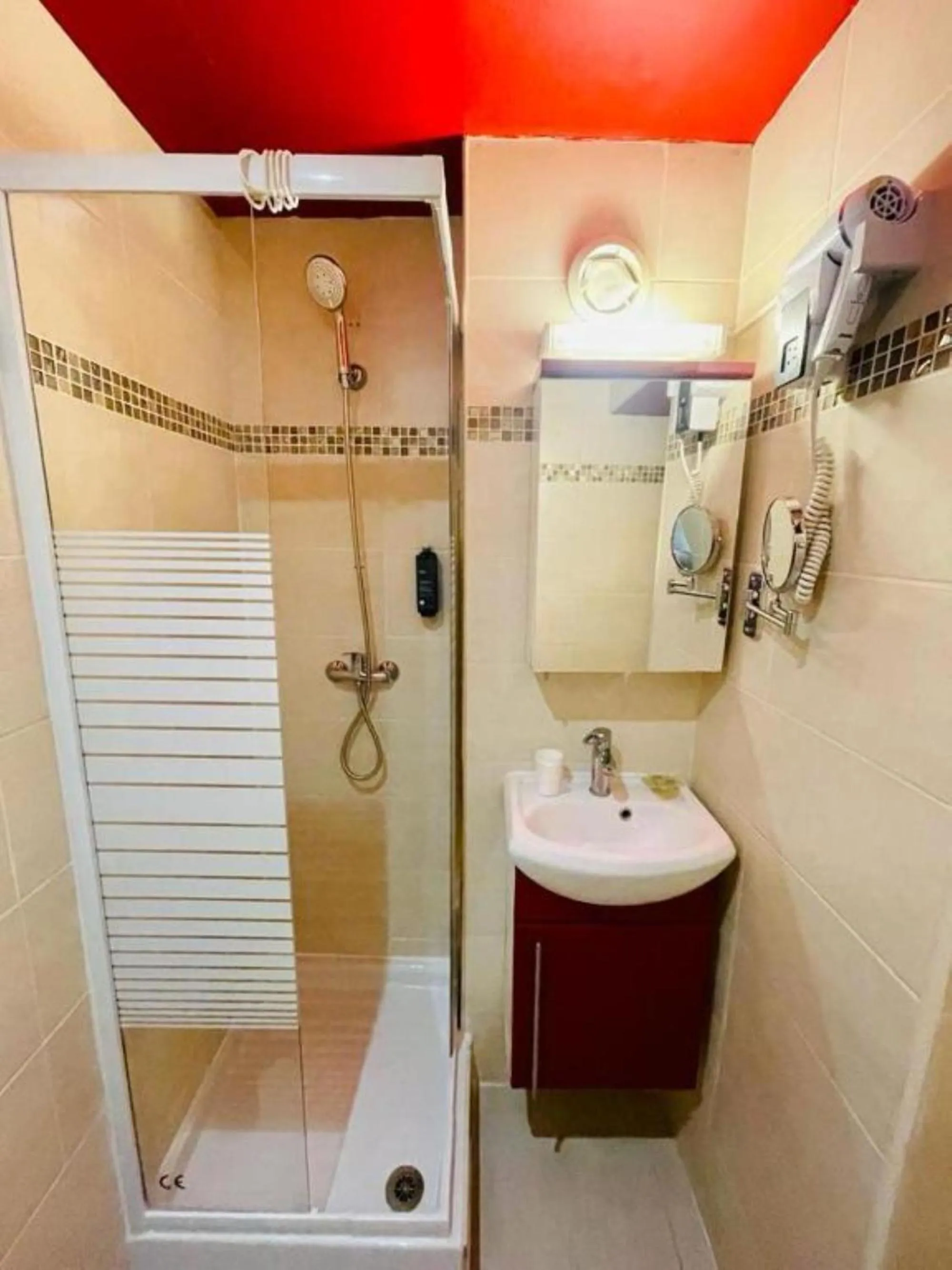 Bathroom in Hipotel Paris Gambetta République