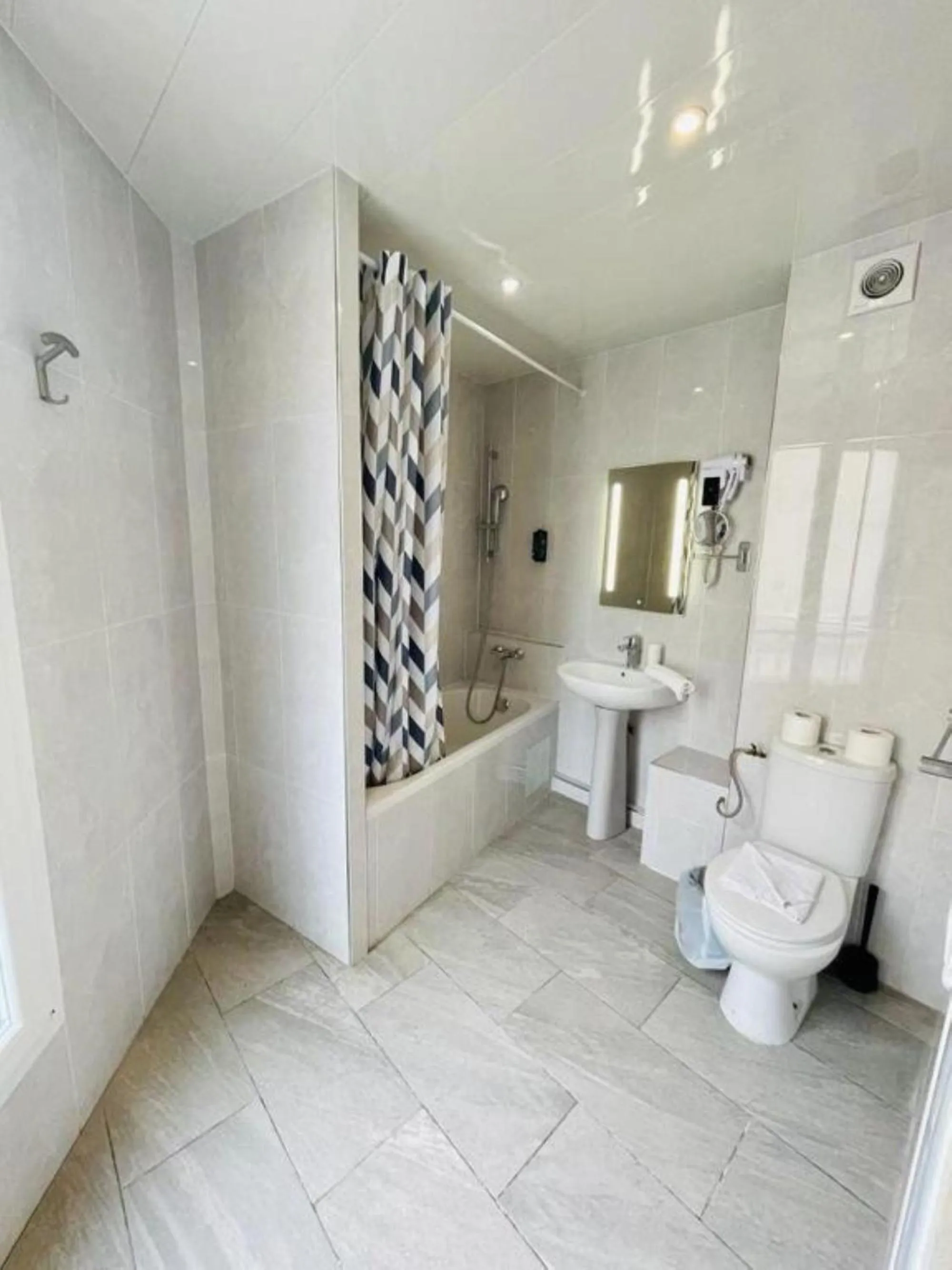 Shower in Hipotel Paris Gambetta République