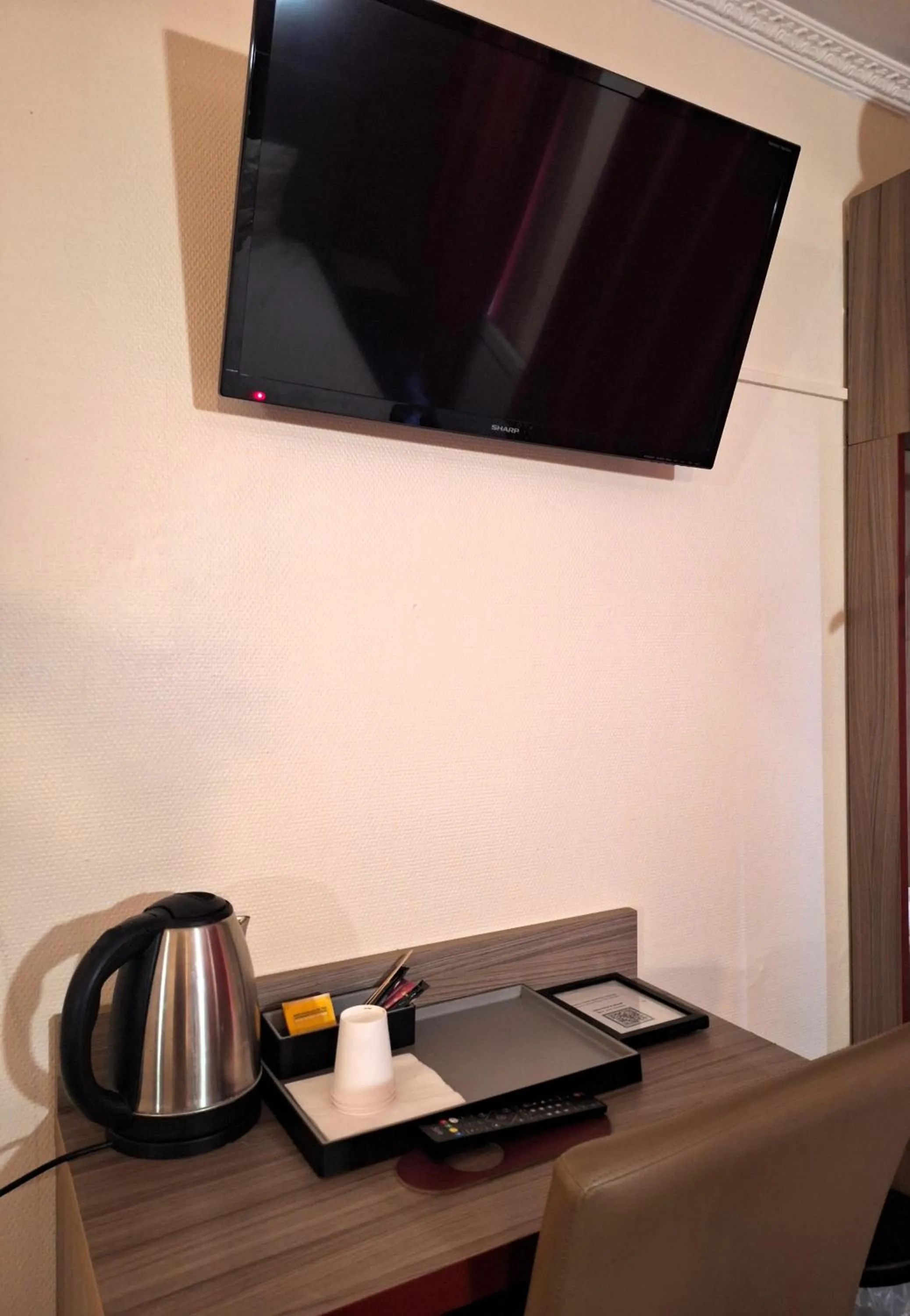 TV and multimedia in Hipotel Paris Gambetta République