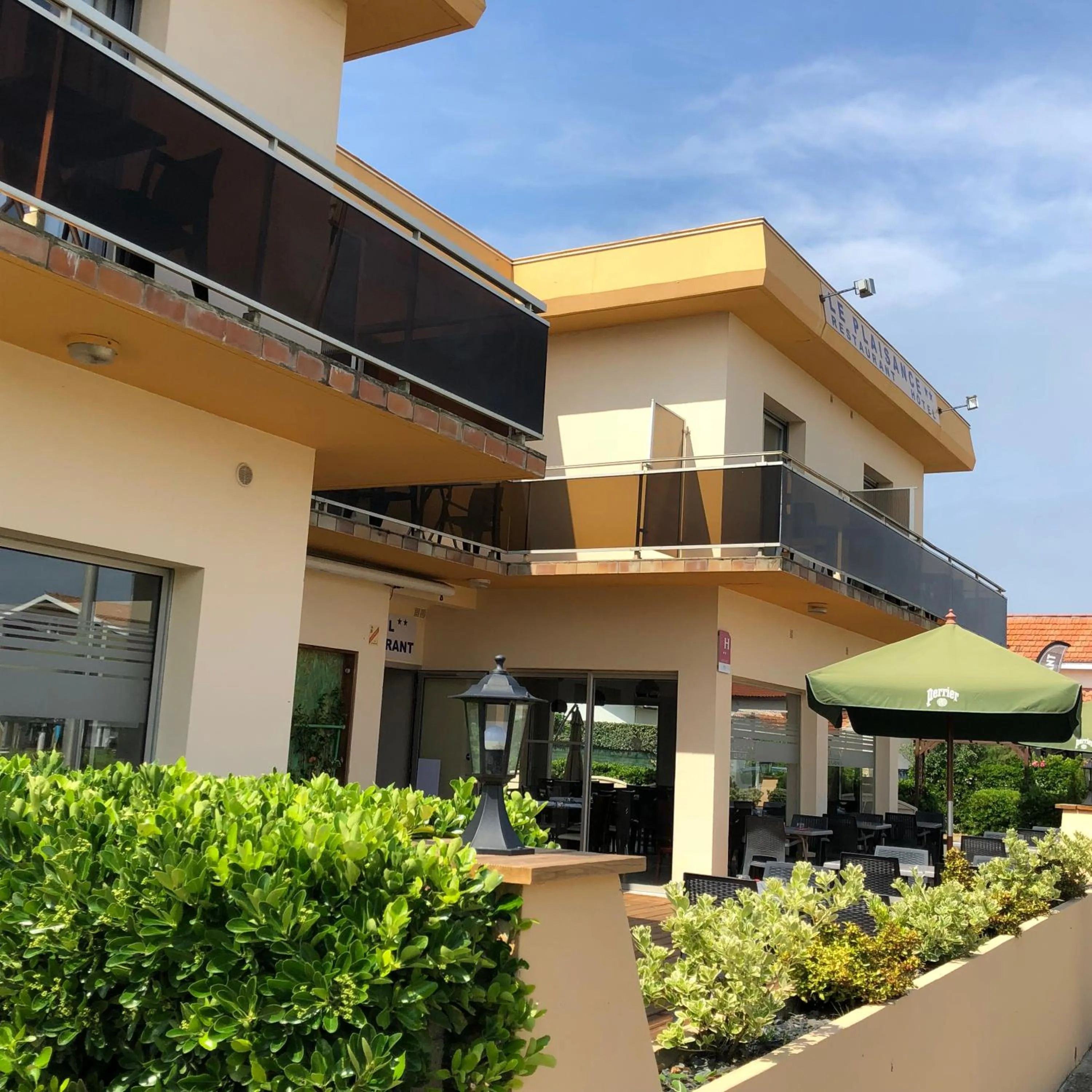 Facade/entrance in Hôtel Le Plaisance