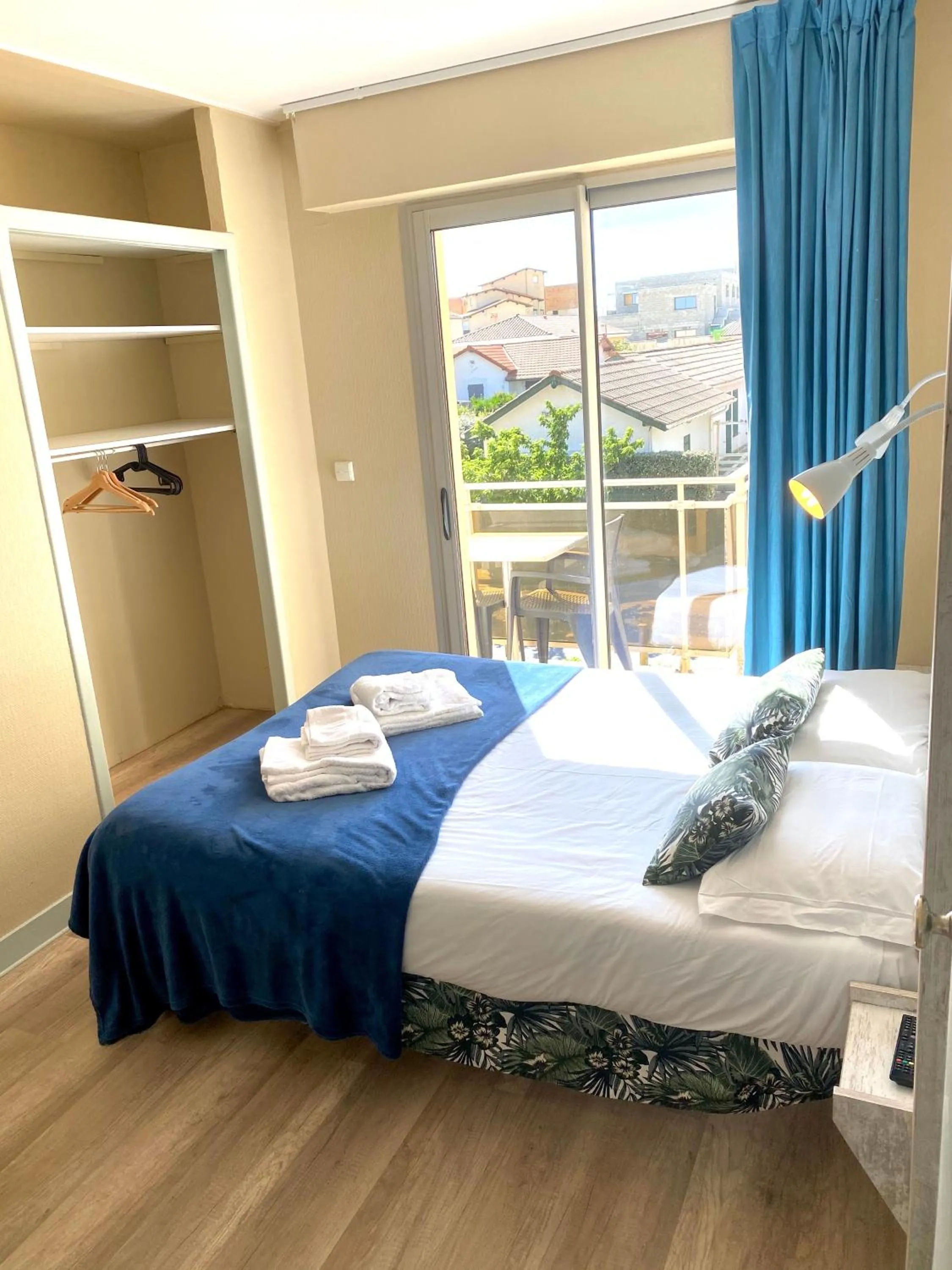 Bed in Hôtel Le Plaisance