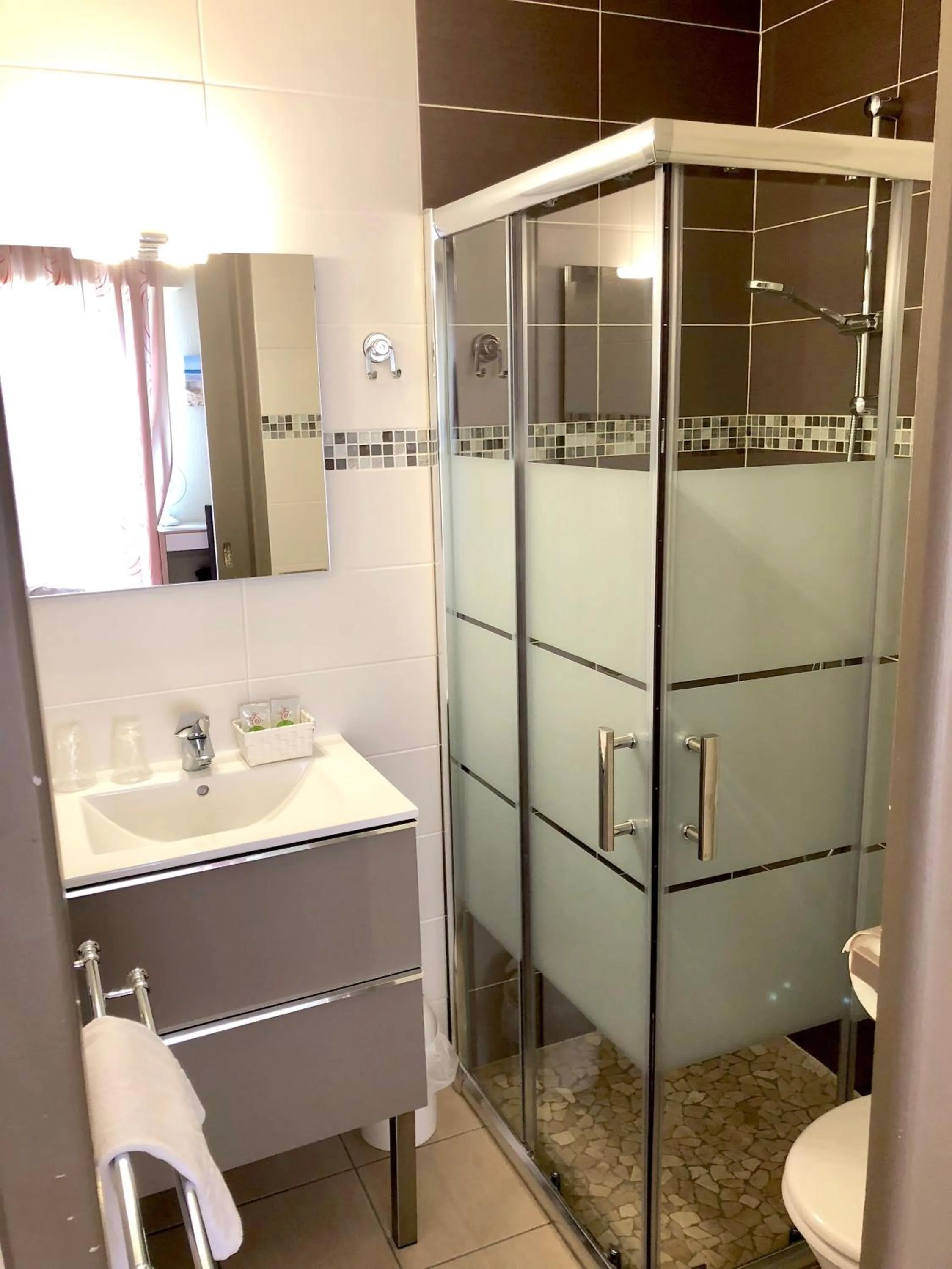 Shower in Hôtel Le Plaisance