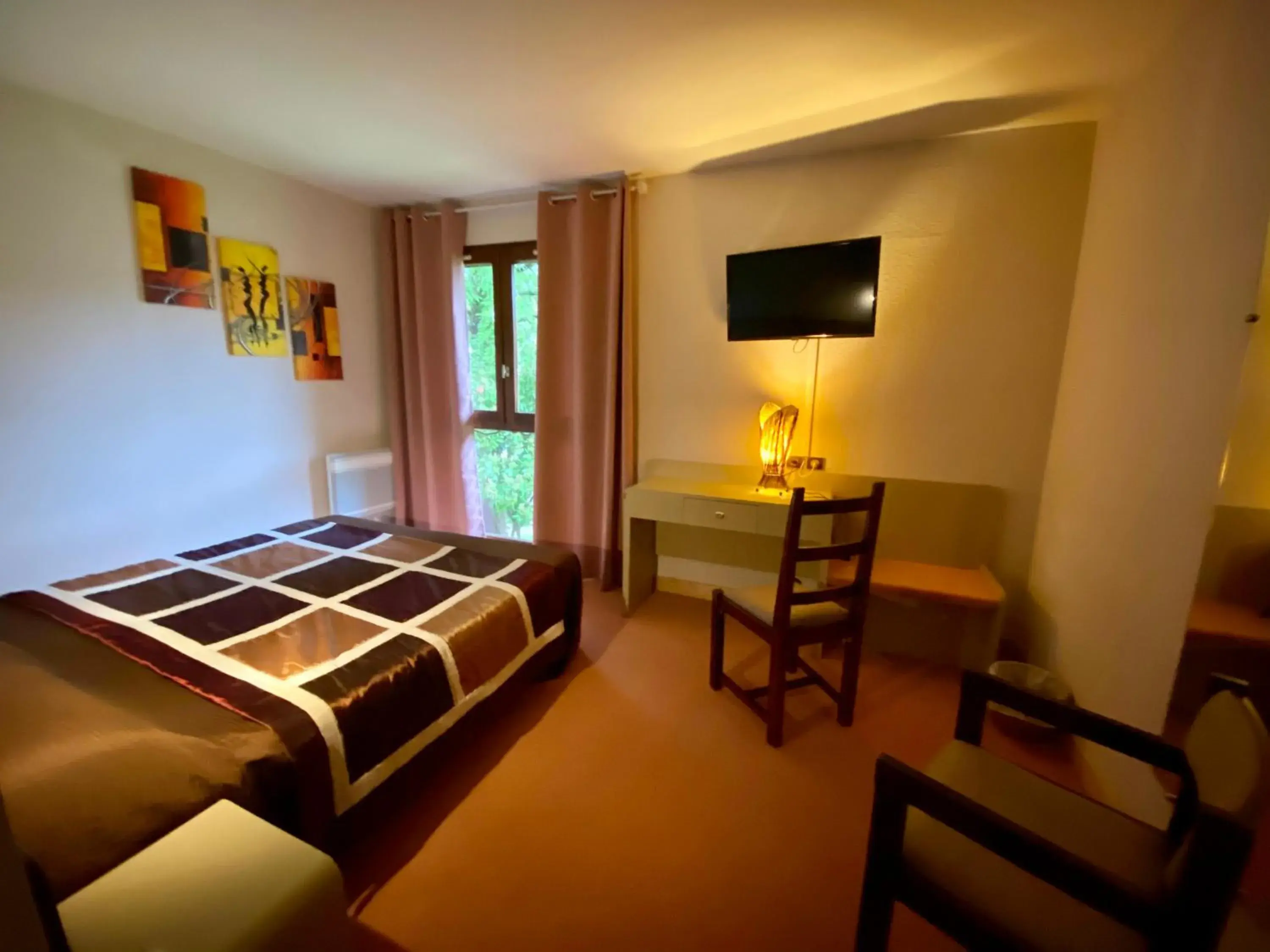 Standard Double Room in Hotel - Restaurant de la Paix Standard Double Room in Hotel - Restaurant de la Paix