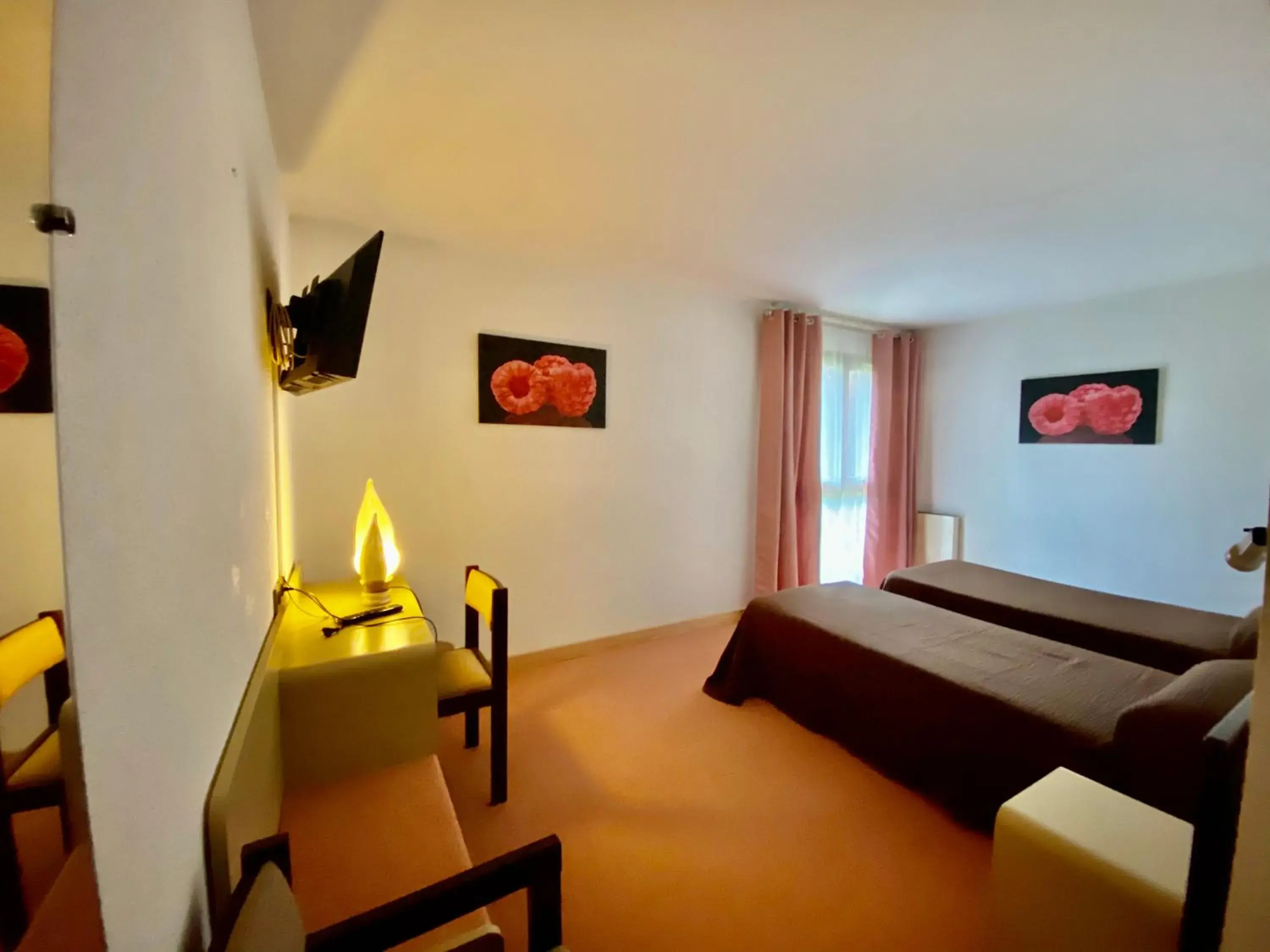 Standard Twin Room in Hotel - Restaurant de la Paix Standard Twin Room in Hotel - Restaurant de la Paix