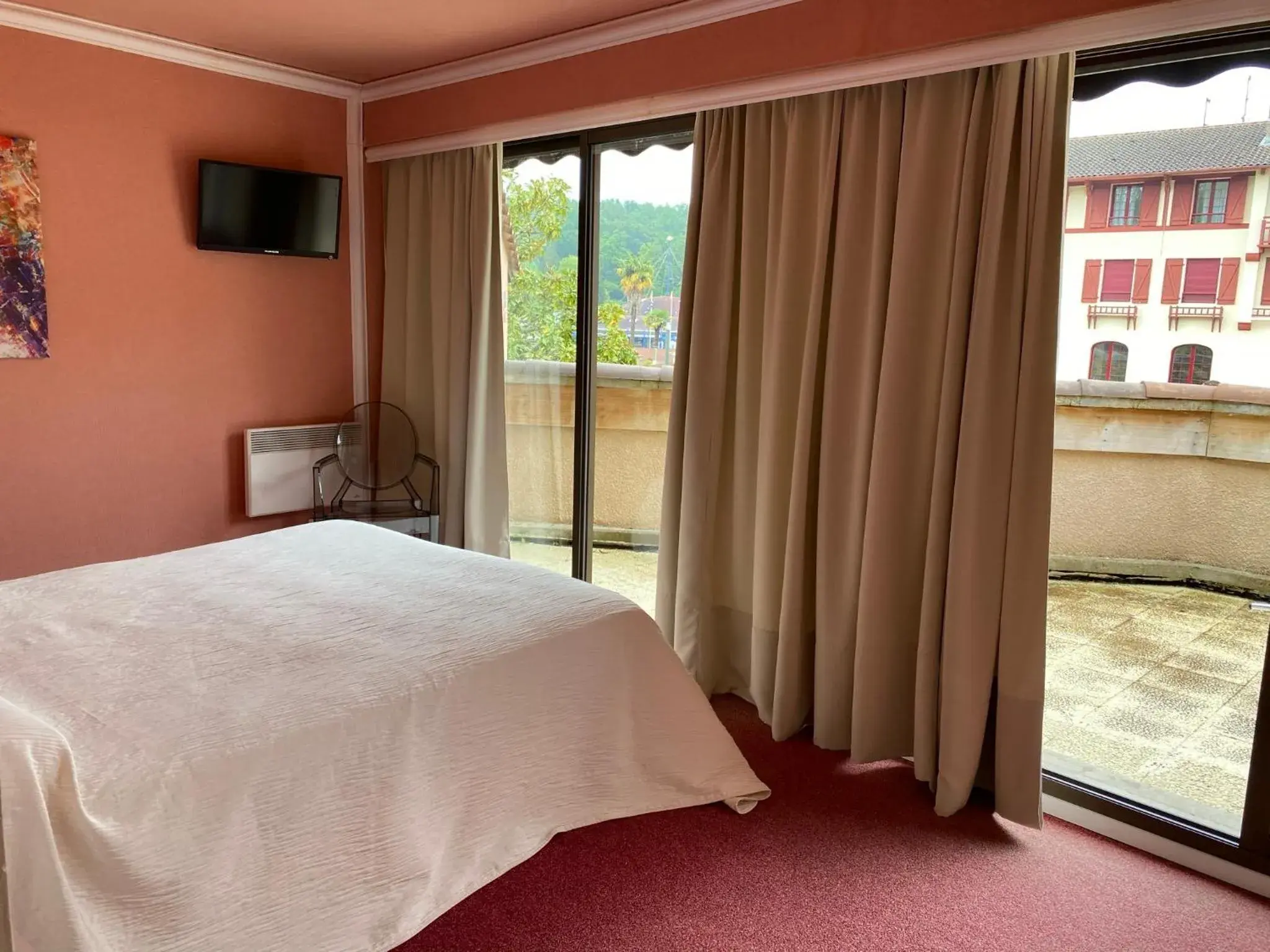 Double Room with Terrace in Hotel - Restaurant de la Paix Double Room with Terrace in Hotel - Restaurant de la Paix