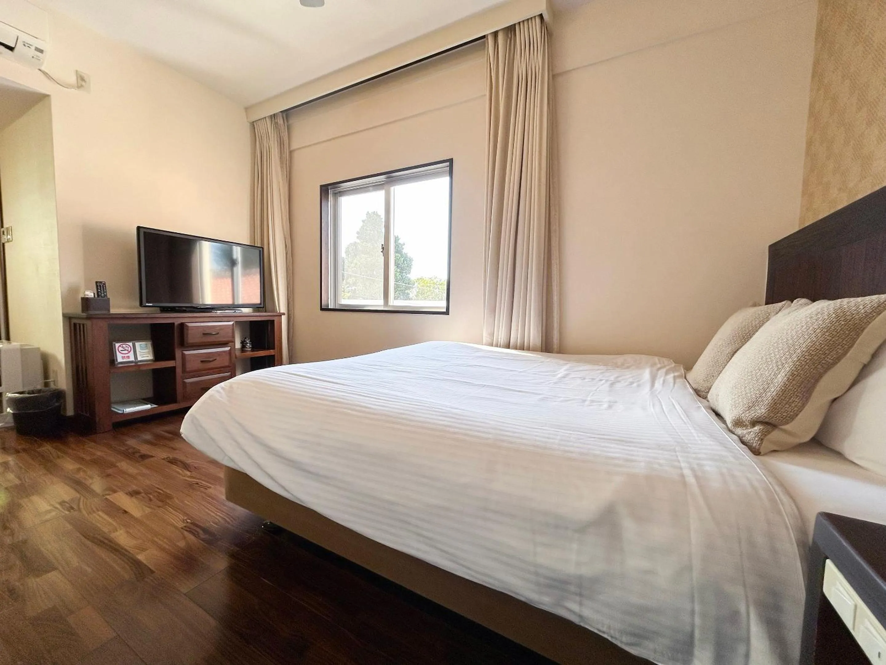 Photo of the whole room in Pension Sunset Beach