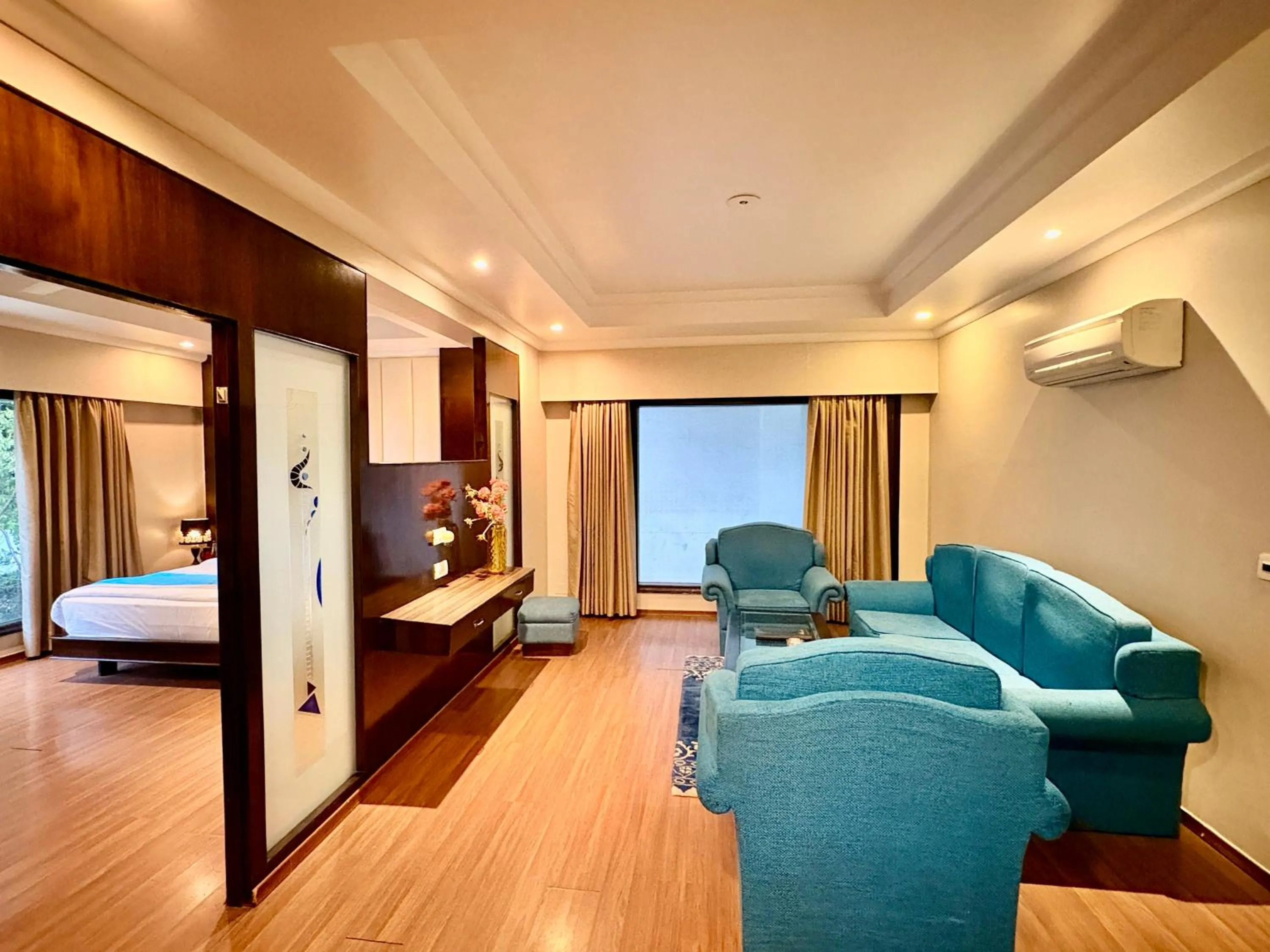 Living room, Bed in Indraprastha Resort Dalhousie